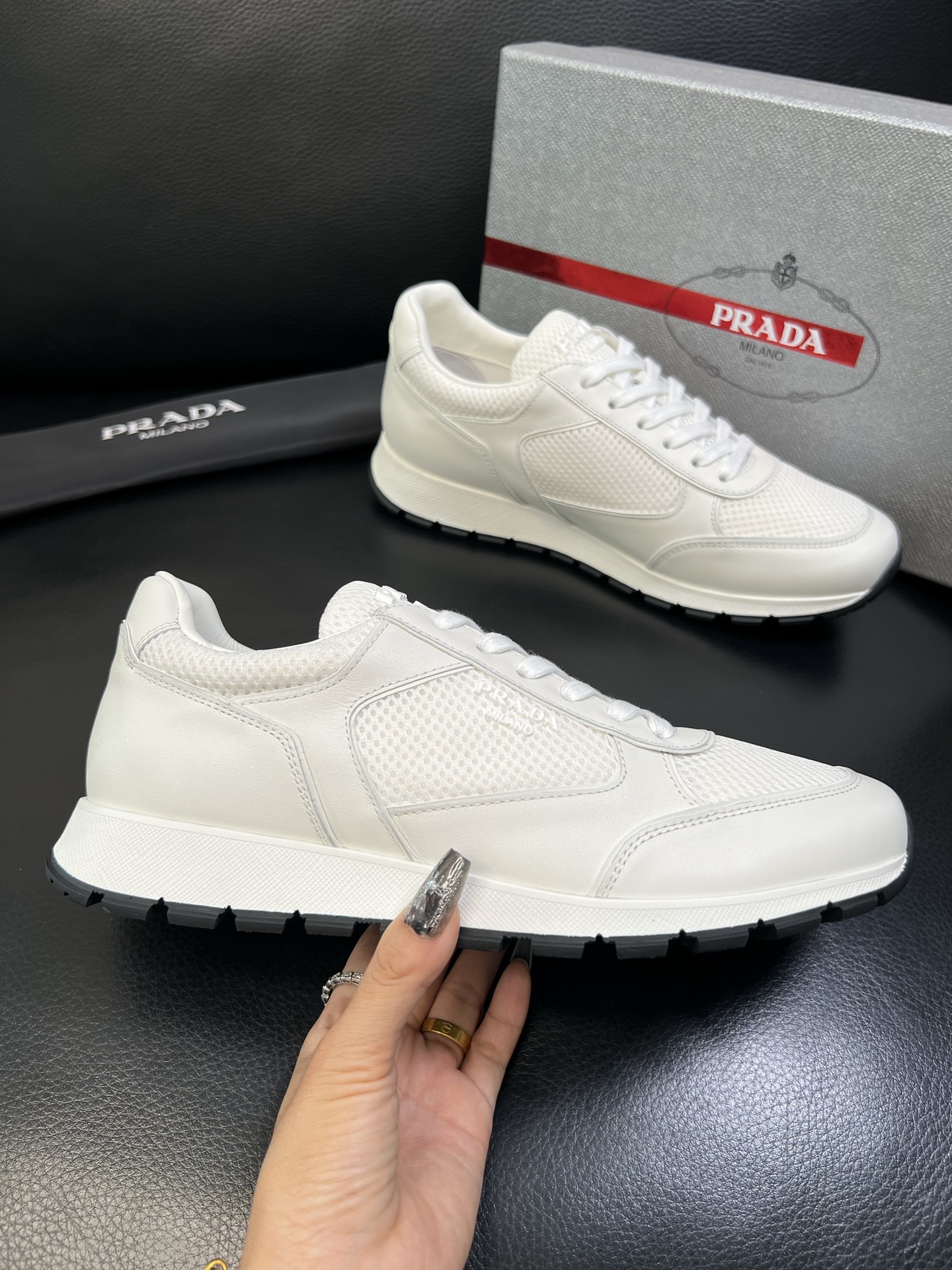 Prada 高品质 顶级工艺品 普拉达 专柜新款，原厂配置意大利进口牛皮面料，高品质复杂拼接工艺，进口毛