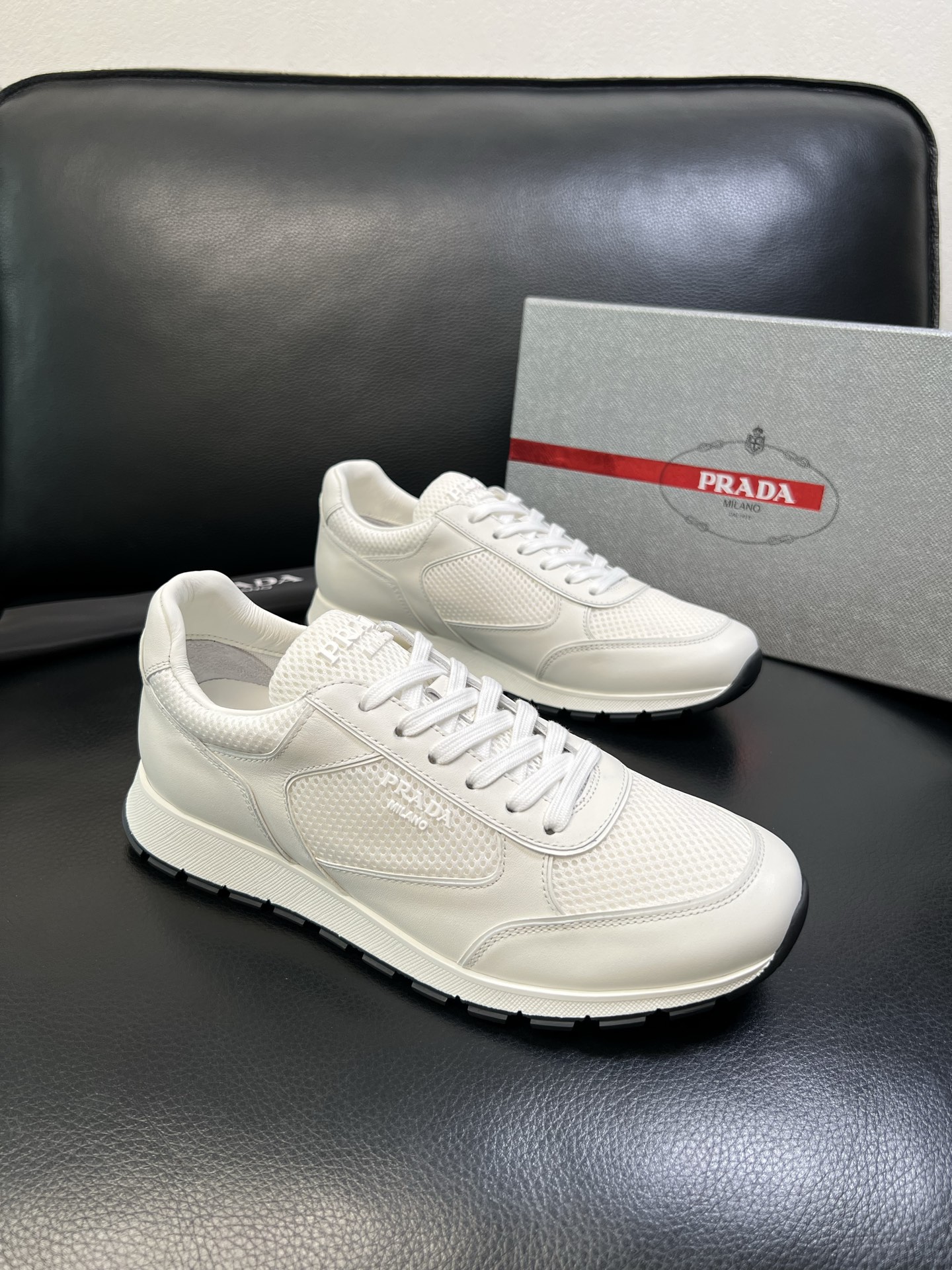 Prada 高品质 顶级工艺品 普拉达 专柜新款，原厂配置意大利进口牛皮面料，高品质复杂拼接工艺，进口毛