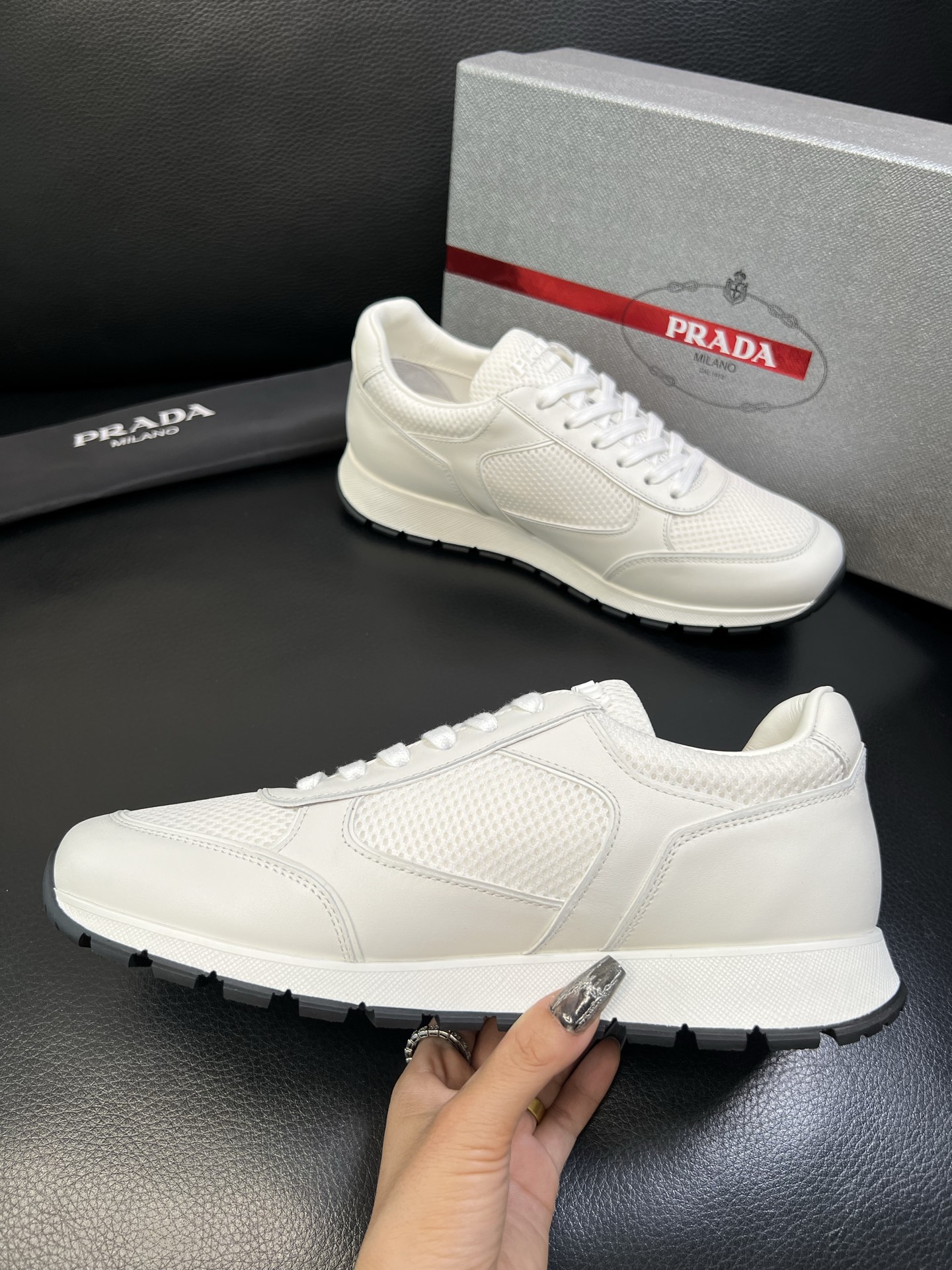 Prada 高品质 顶级工艺品 普拉达 专柜新款，原厂配置意大利进口牛皮面料，高品质复杂拼接工艺，进口毛