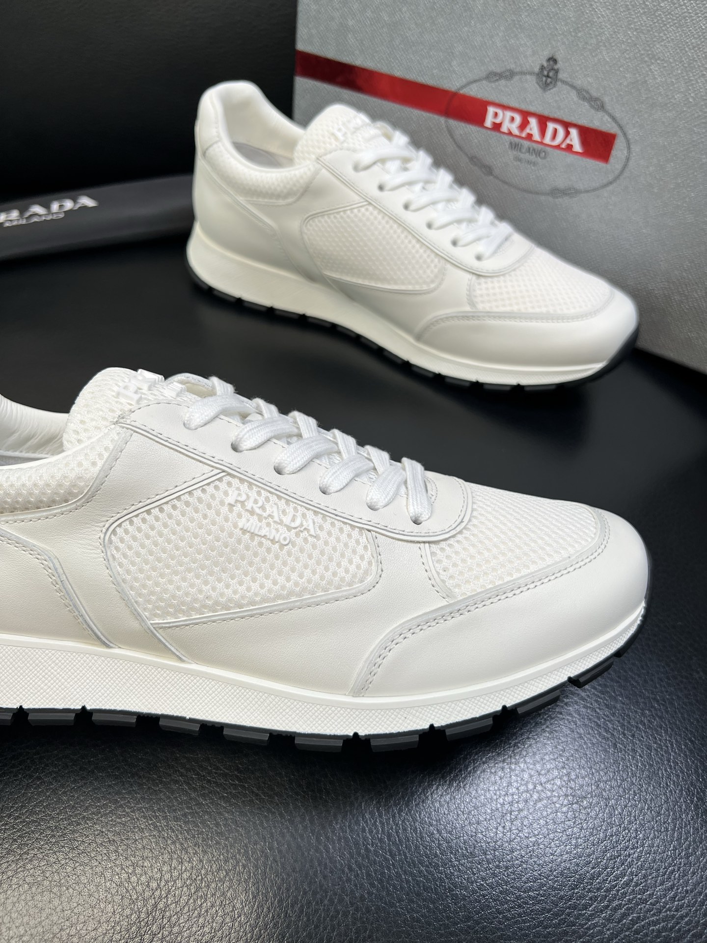 Prada 高品质 顶级工艺品 普拉达 专柜新款，原厂配置意大利进口牛皮面料，高品质复杂拼接工艺，进口毛