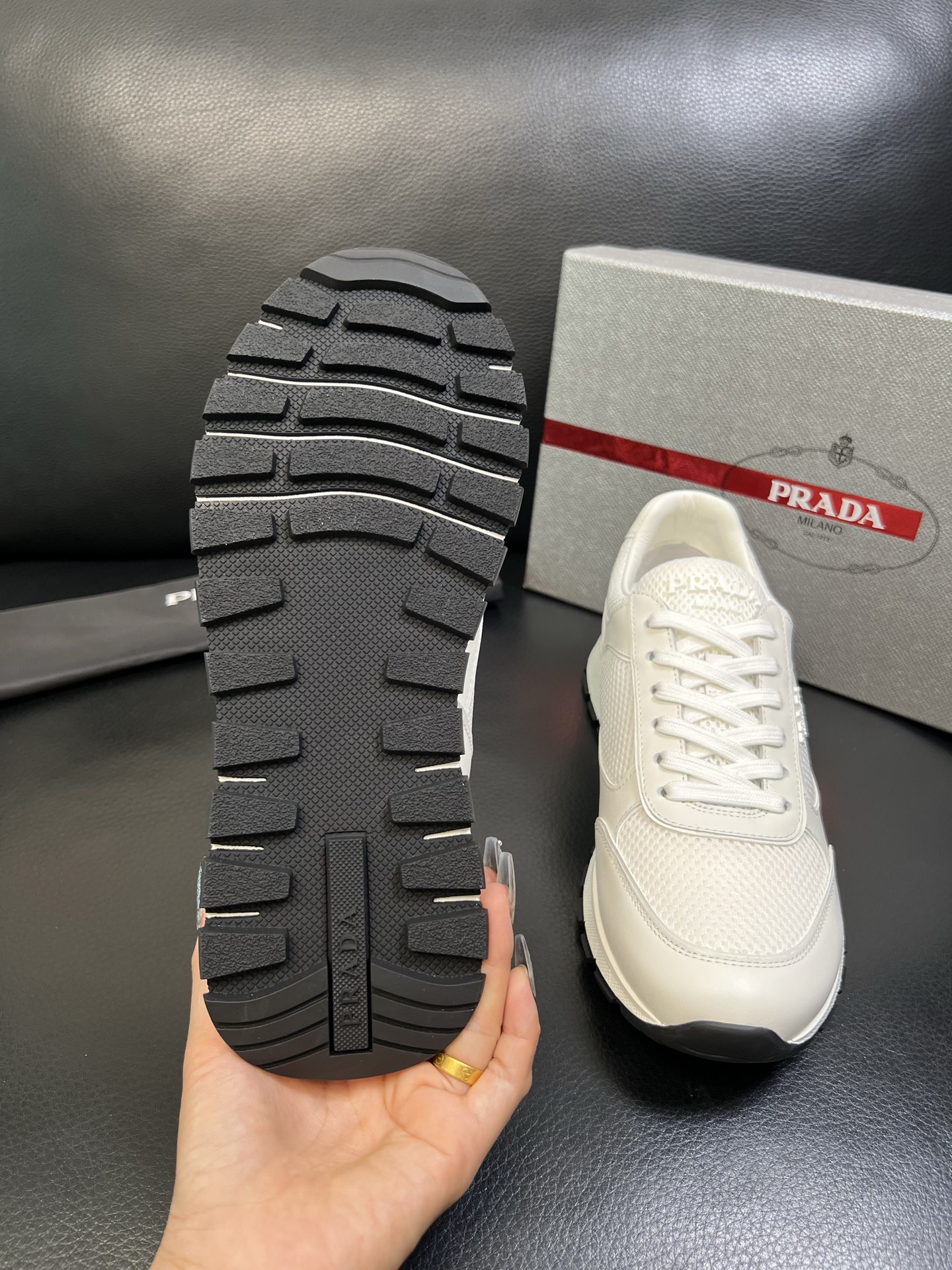 Prada 高品质 顶级工艺品 普拉达 专柜新款，原厂配置意大利进口牛皮面料，高品质复杂拼接工艺，进口毛