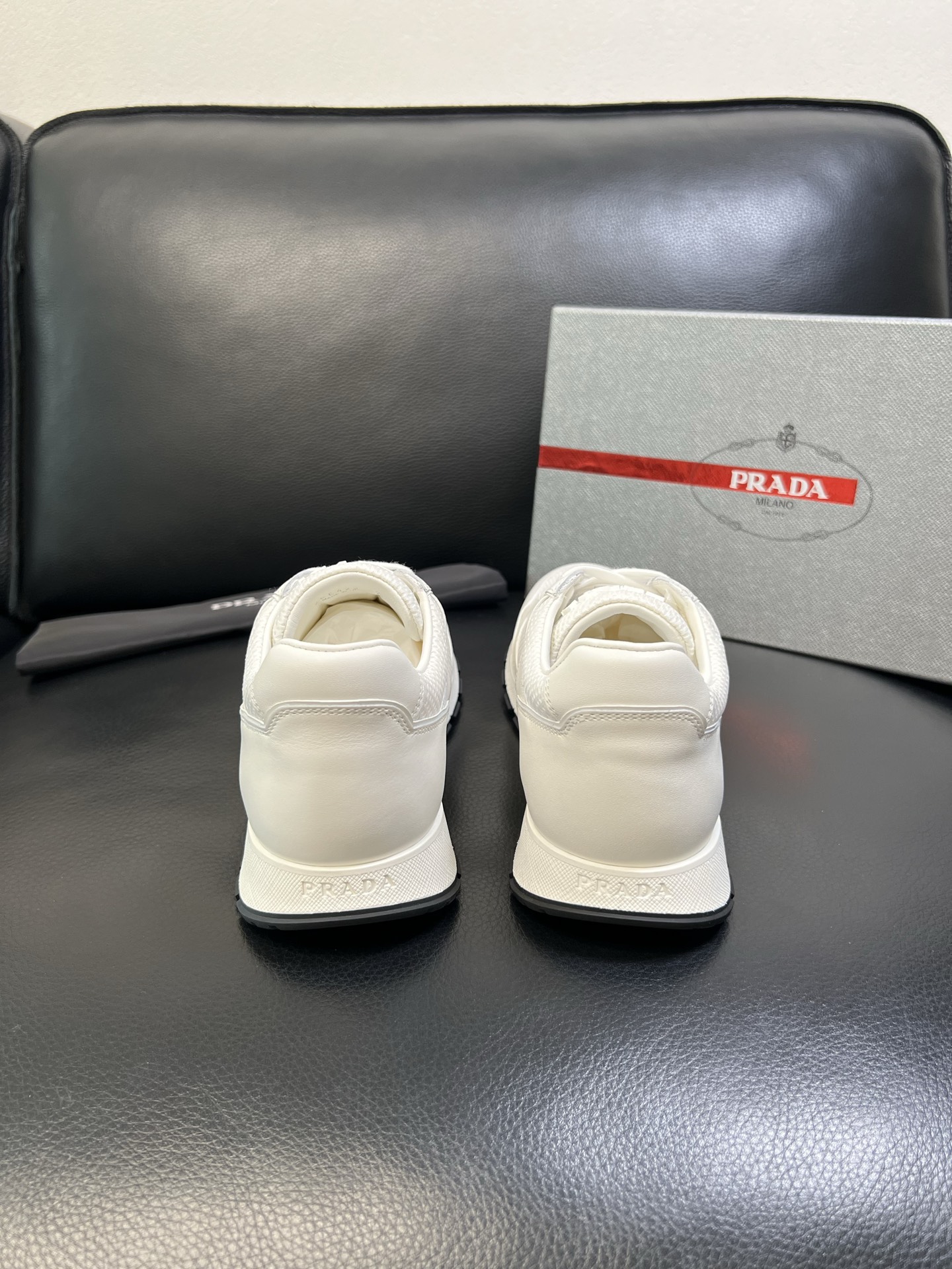 Prada 高品质 顶级工艺品 普拉达 专柜新款，原厂配置意大利进口牛皮面料，高品质复杂拼接工艺，进口毛