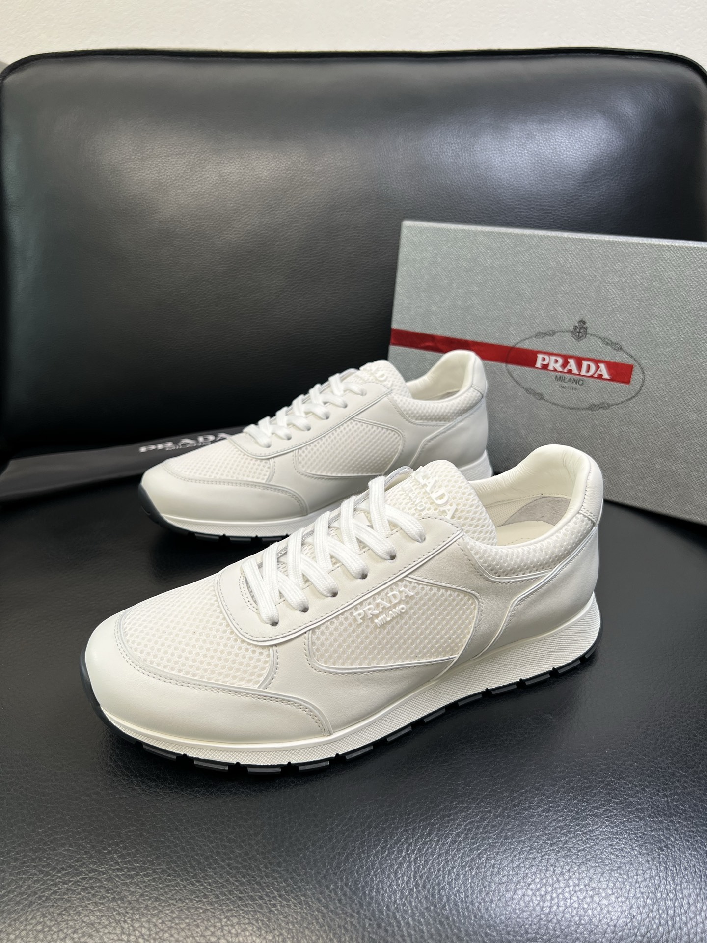 Prada 高品质 顶级工艺品 普拉达 专柜新款，原厂配置意大利进口牛皮面料，高品质复杂拼接工艺，进口毛