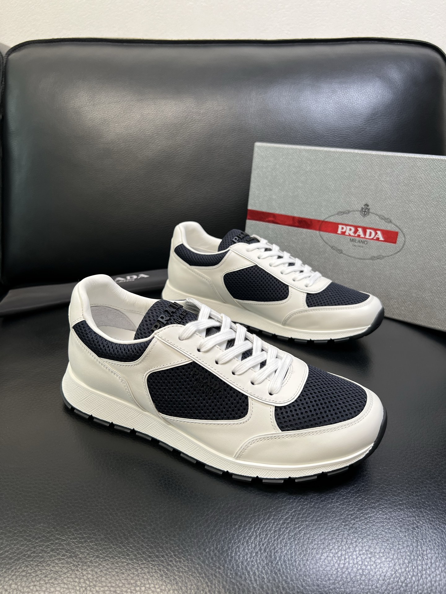 Prada 高品质 顶级工艺品 普拉达 专柜新款，原厂配置意大利进口牛皮面料，高品质复杂拼接工艺，进口毛