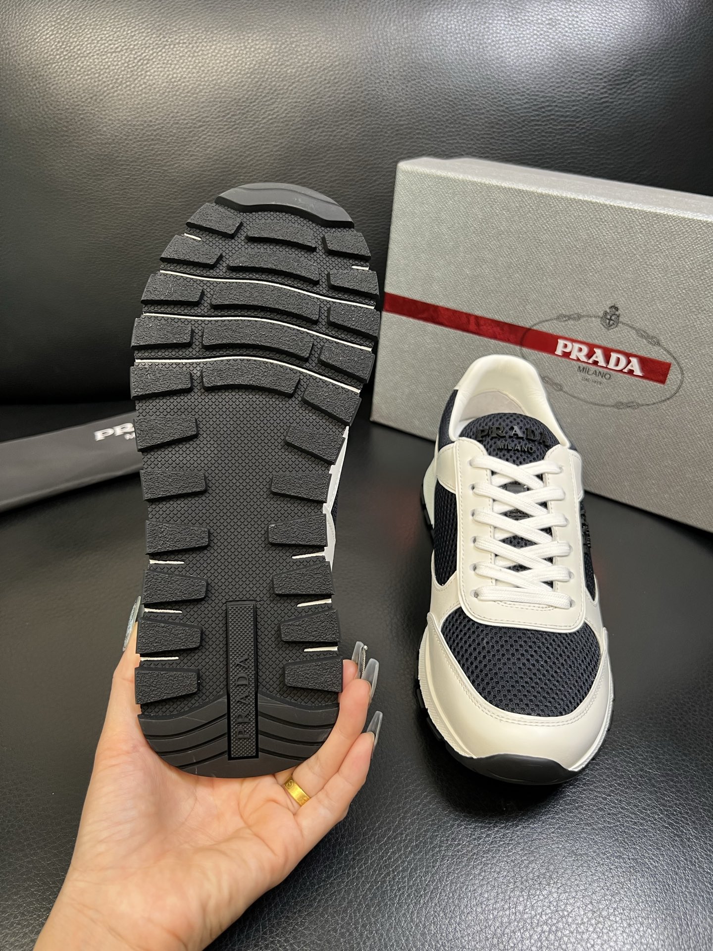 Prada 高品质 顶级工艺品 普拉达 专柜新款，原厂配置意大利进口牛皮面料，高品质复杂拼接工艺，进口毛