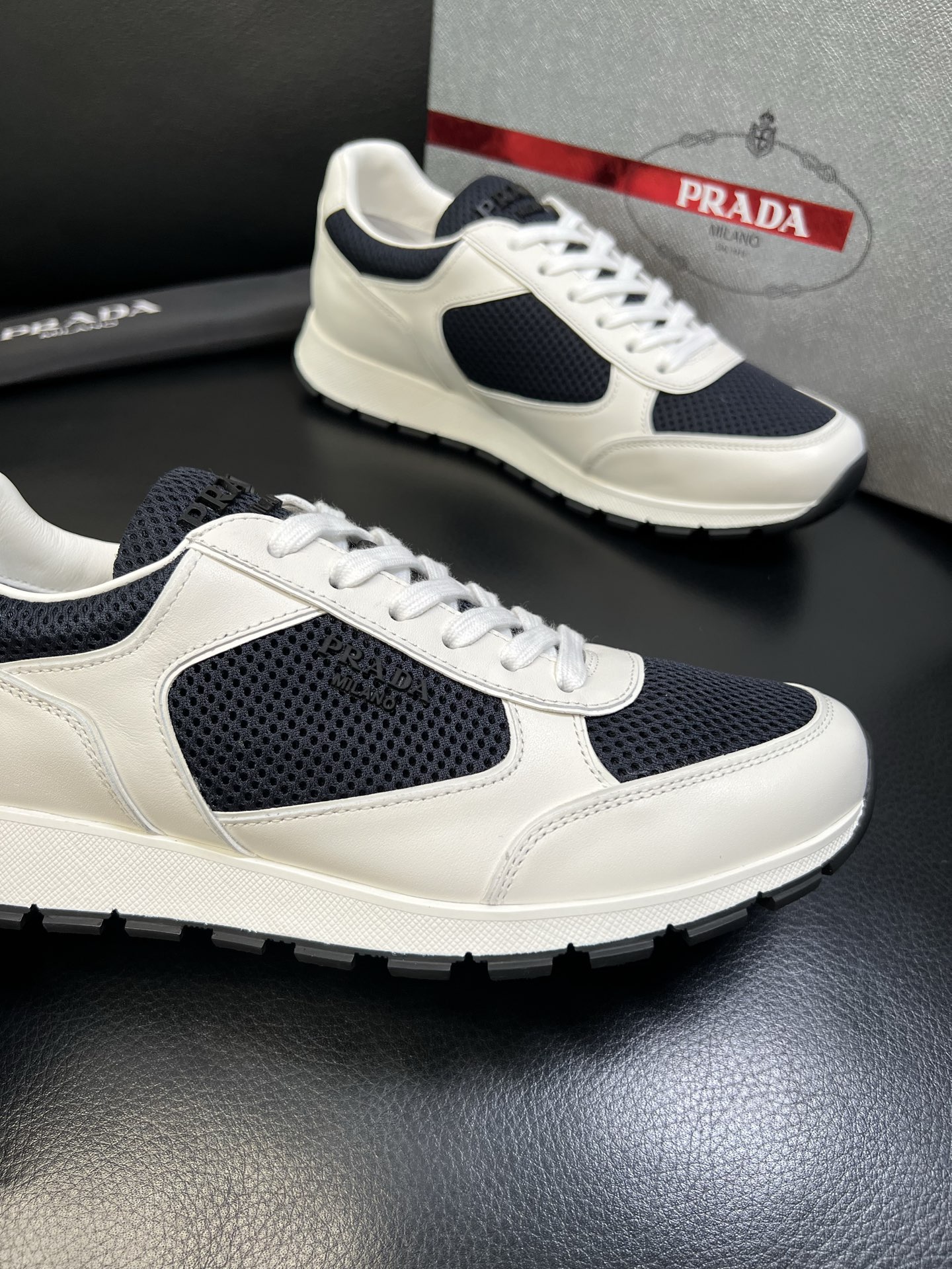 Prada 高品质 顶级工艺品 普拉达 专柜新款，原厂配置意大利进口牛皮面料，高品质复杂拼接工艺，进口毛