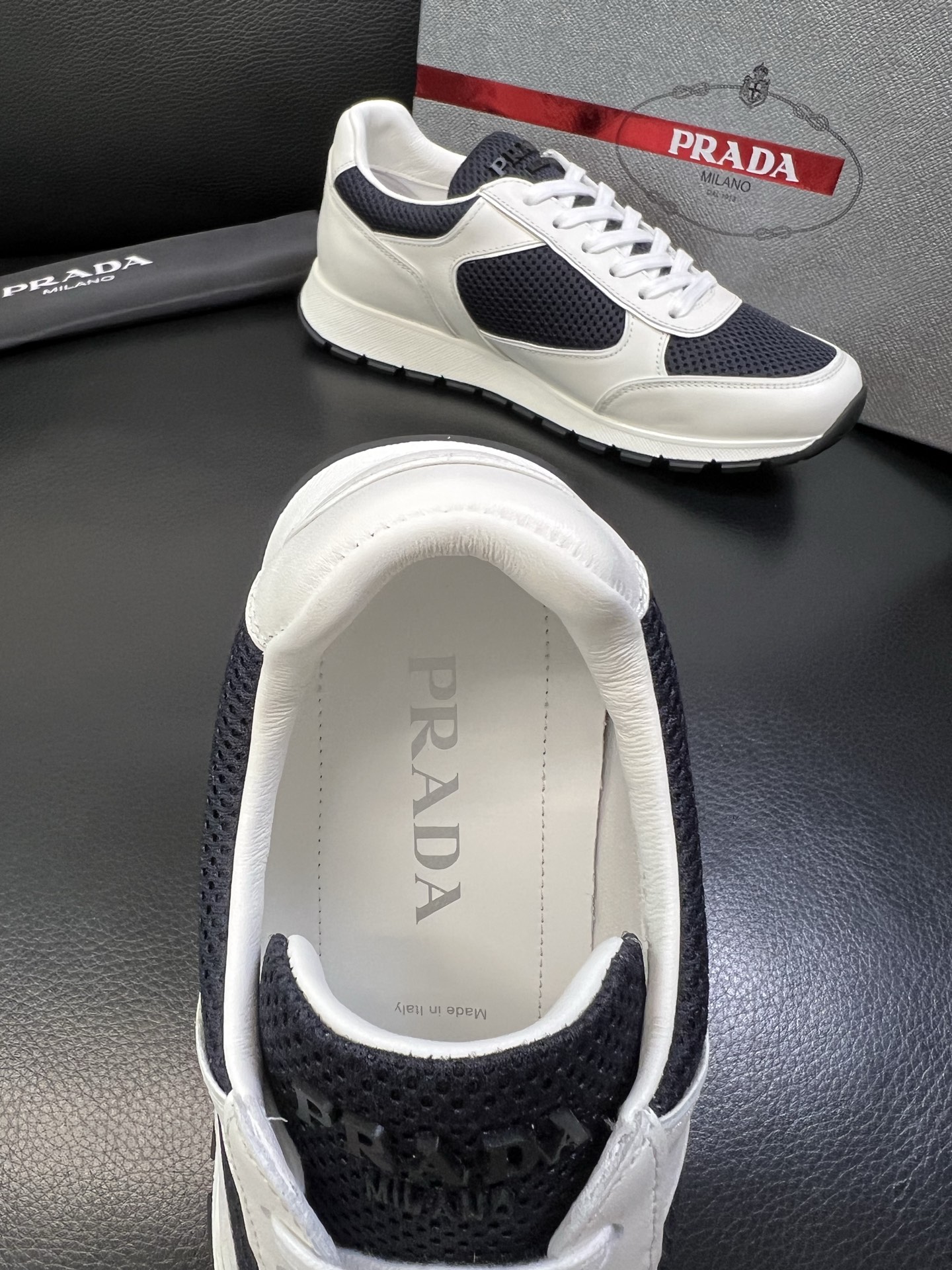 Prada 高品质 顶级工艺品 普拉达 专柜新款，原厂配置意大利进口牛皮面料，高品质复杂拼接工艺，进口毛