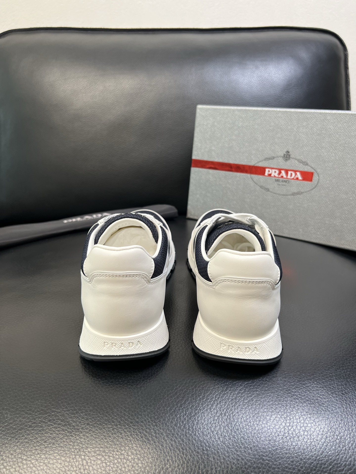 Prada 高品质 顶级工艺品 普拉达 专柜新款，原厂配置意大利进口牛皮面料，高品质复杂拼接工艺，进口毛