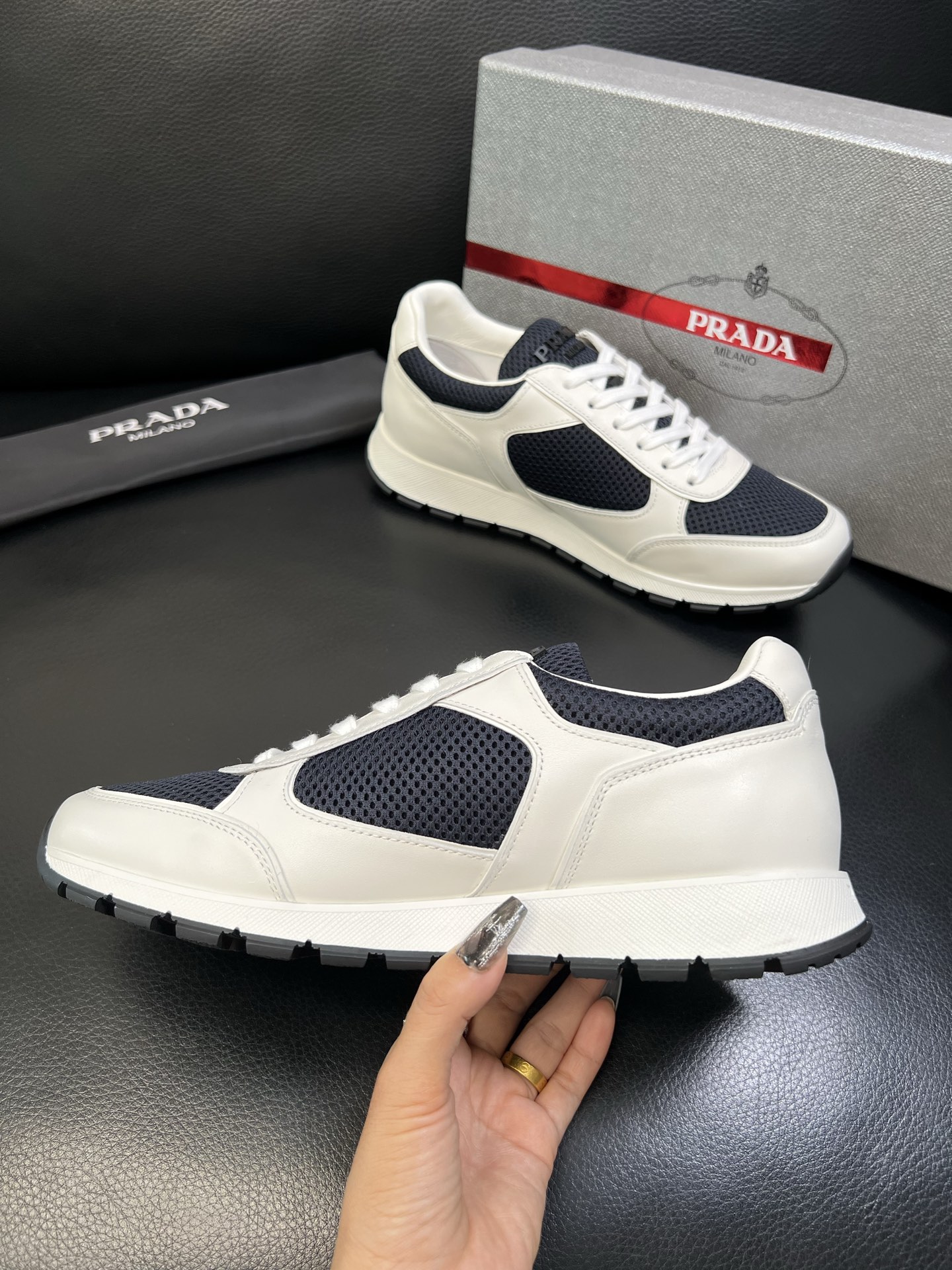 Prada 高品质 顶级工艺品 普拉达 专柜新款，原厂配置意大利进口牛皮面料，高品质复杂拼接工艺，进口毛