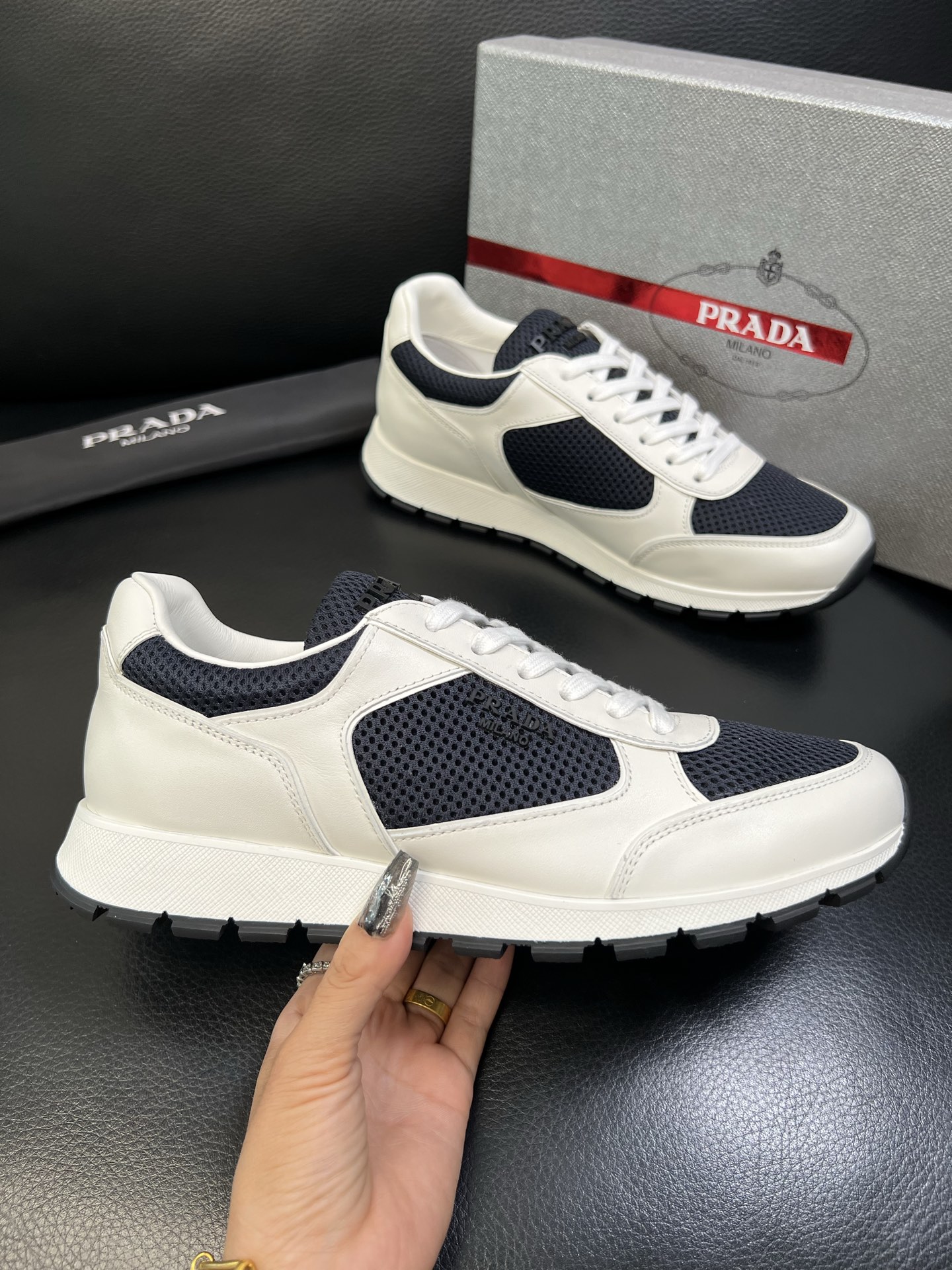 Prada 高品质 顶级工艺品 普拉达 专柜新款，原厂配置意大利进口牛皮面料，高品质复杂拼接工艺，进口毛