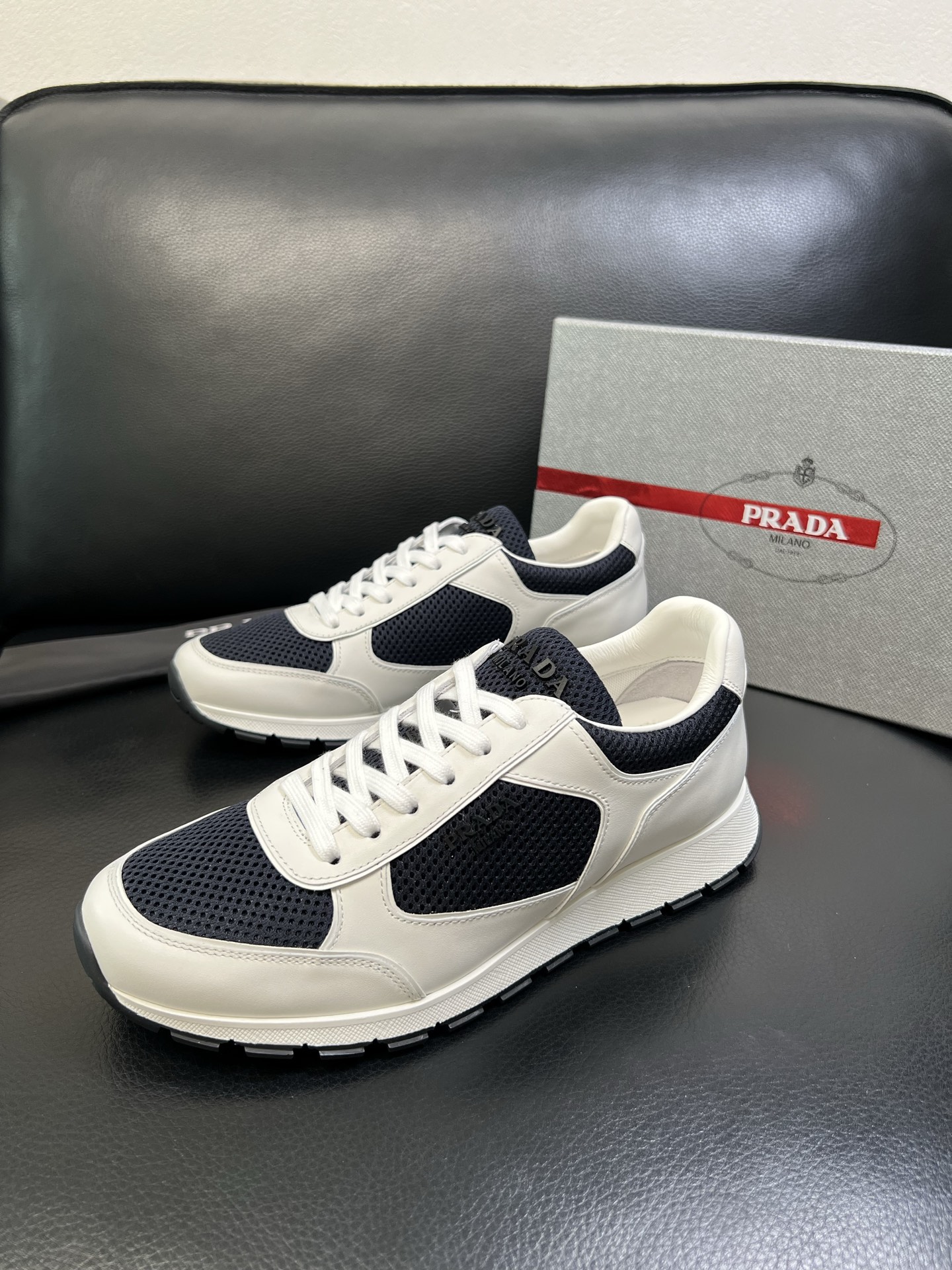 Prada 高品质 顶级工艺品 普拉达 专柜新款，原厂配置意大利进口牛皮面料，高品质复杂拼接工艺，进口毛