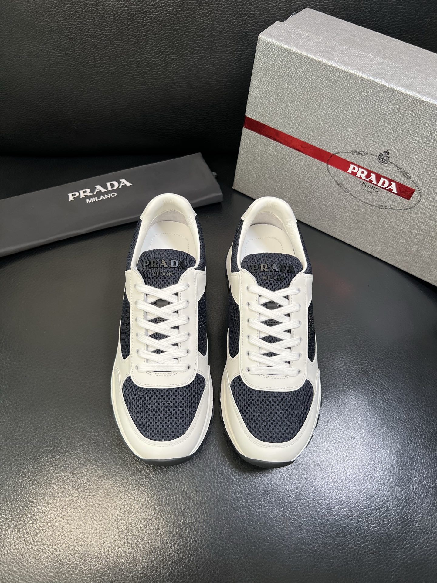 Prada 高品质 顶级工艺品 普拉达 专柜新款，原厂配置意大利进口牛皮面料，高品质复杂拼接工艺，进口毛