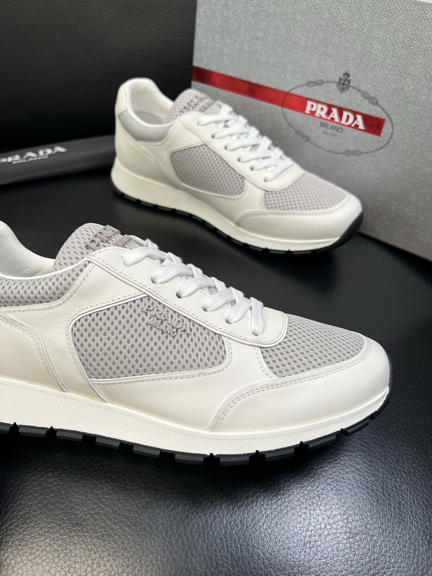 Prada 高品质 顶级工艺品 普拉达 专柜新款，原厂配置意大利进口牛皮面料，高品质复杂拼接工艺，进口毛