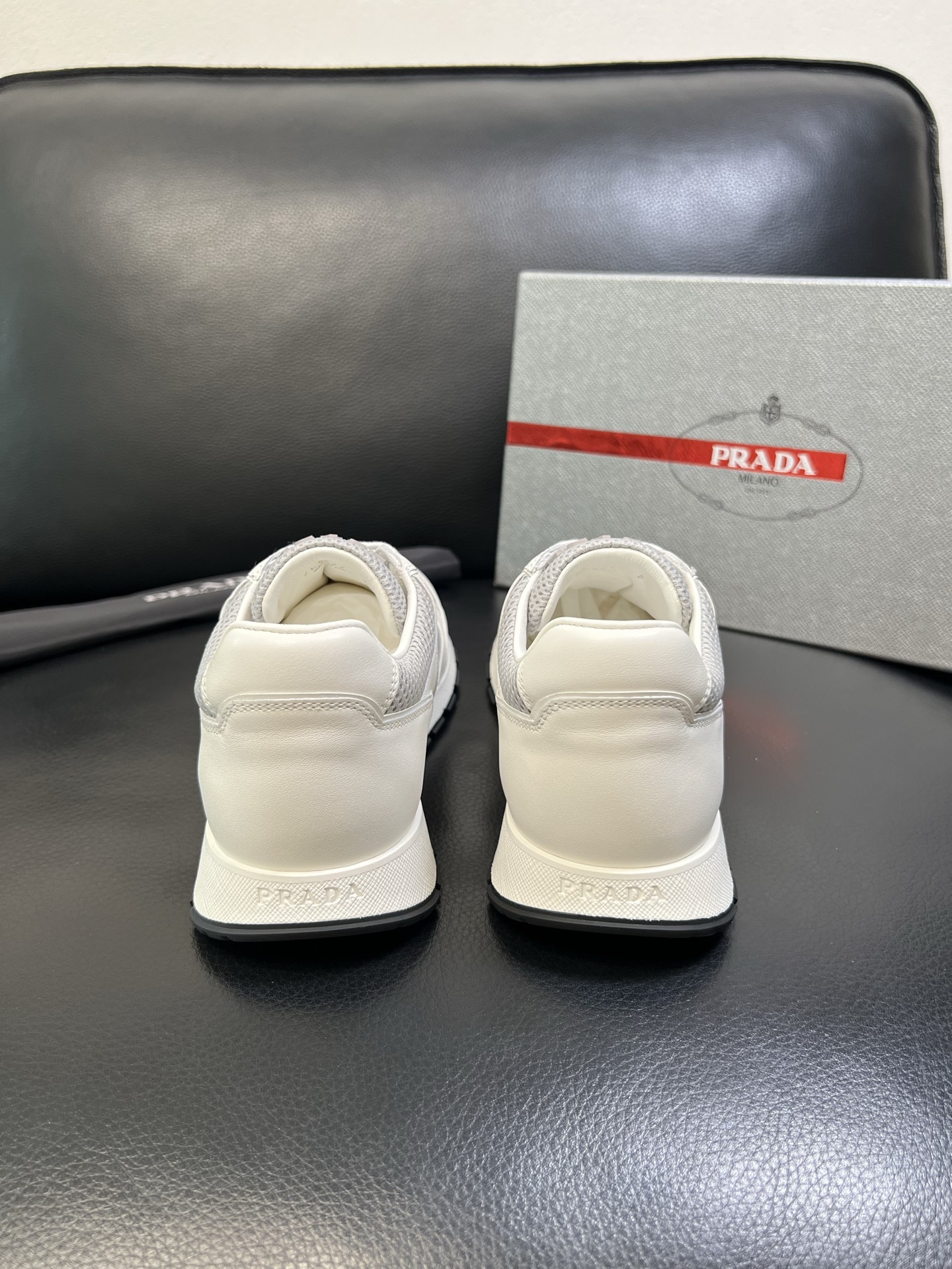 Prada 高品质 顶级工艺品 普拉达 专柜新款，原厂配置意大利进口牛皮面料，高品质复杂拼接工艺，进口毛