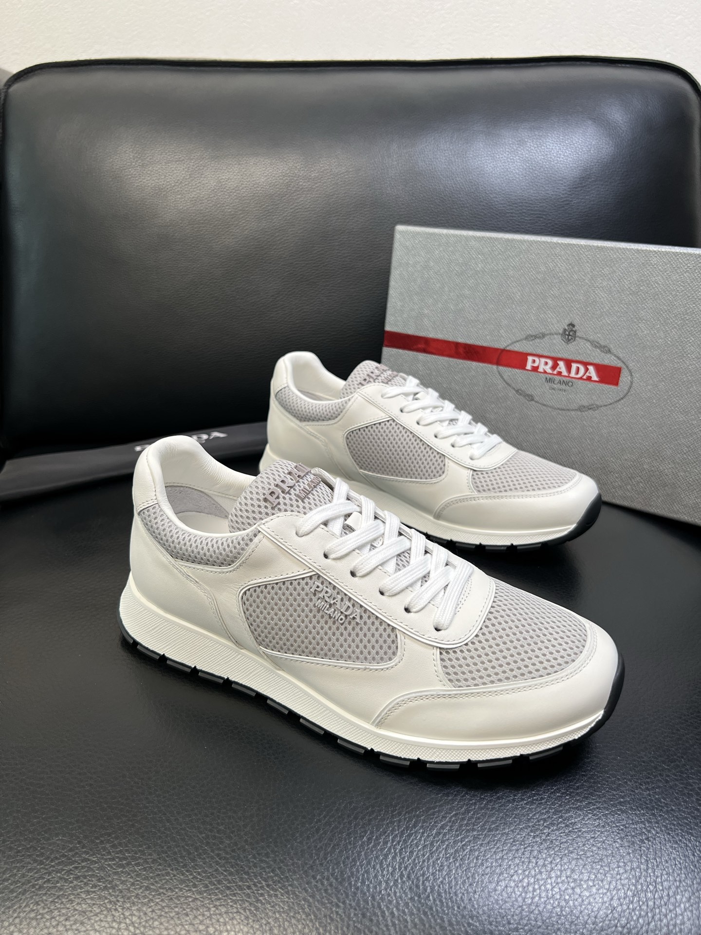 NO:555661,Prada high-quality top crafts Prada counter new model, original factory configuration of imported cowhide fabrics from Italy, high-quality complex splicing technology, imported Maoli cowhide insoles, breathable and comfortable mesh, original soles specially provided by the original factory, original factory and single goods, welcome to compare, code number 39-44 (customized 38 45),, prada, prada, cowhide19860909Prada 高品质 顶级工艺品 普拉达 专柜新款,原厂配置意大利进口牛皮面料,高品质复杂拼接工艺,进口毛里牛皮鞋垫,网里透气舒适,鞋底原厂特供原版底,原厂跟单货,欢迎对比,码数 39-44（订做 38 45）,,prada,prada,cowhide,Men's shoes