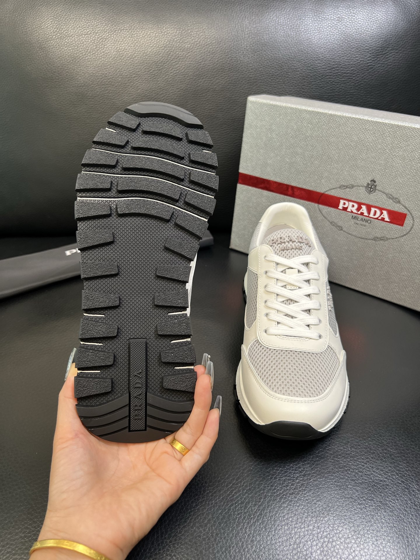 Prada 高品质 顶级工艺品 普拉达 专柜新款，原厂配置意大利进口牛皮面料，高品质复杂拼接工艺，进口毛