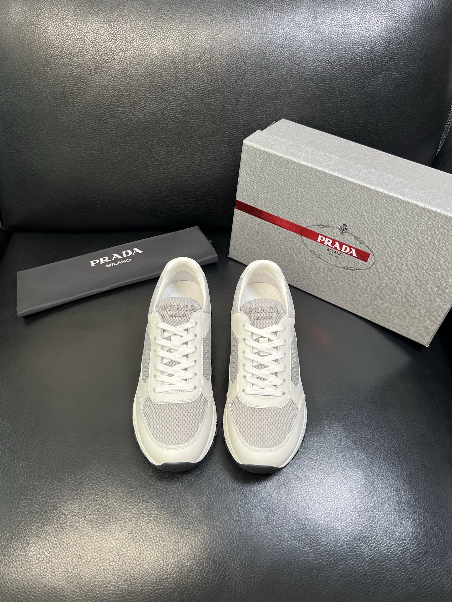 Prada 高品质 顶级工艺品 普拉达 专柜新款，原厂配置意大利进口牛皮面料，高品质复杂拼接工艺，进口毛