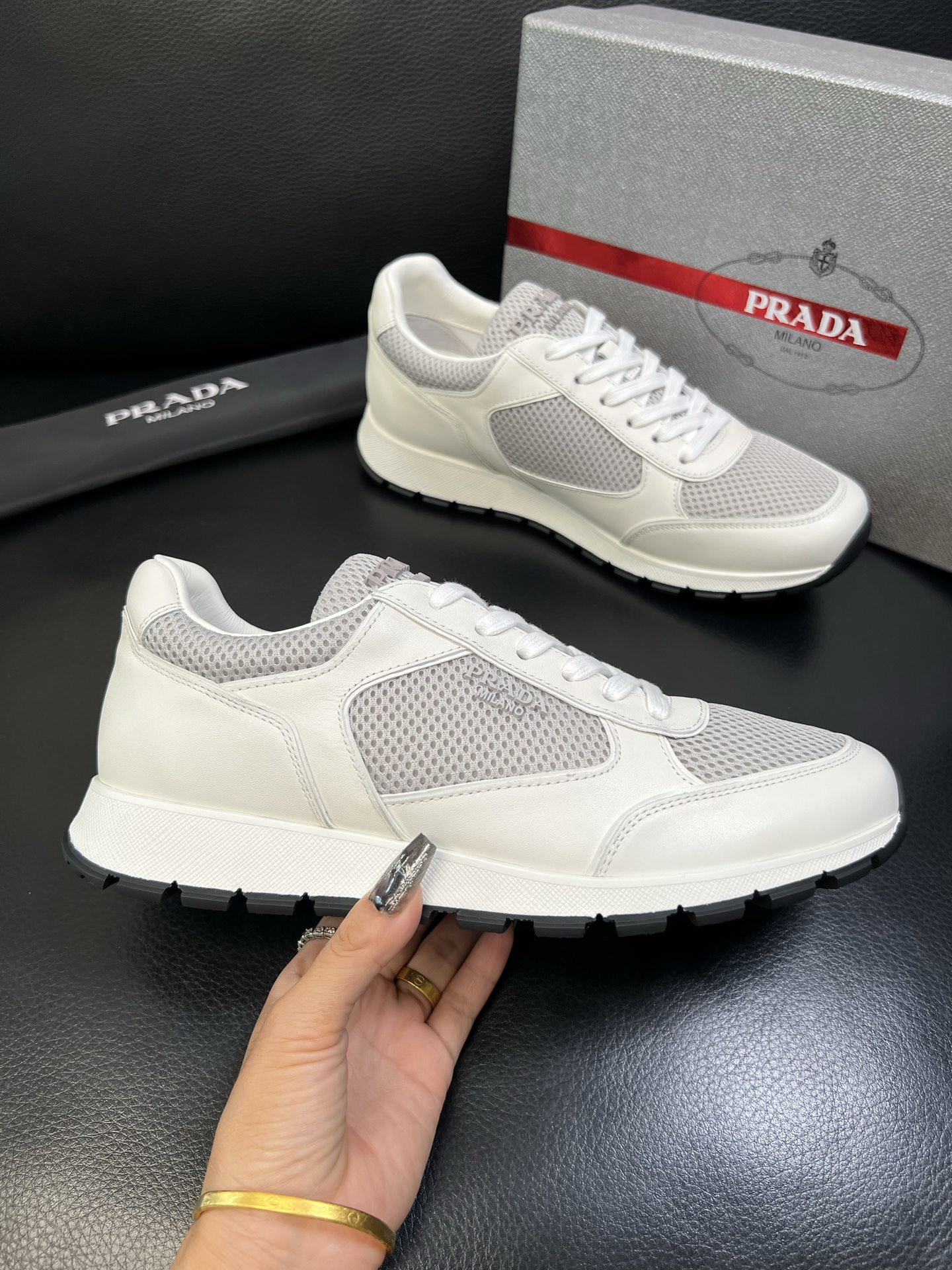 Prada 高品质 顶级工艺品 普拉达 专柜新款，原厂配置意大利进口牛皮面料，高品质复杂拼接工艺，进口毛