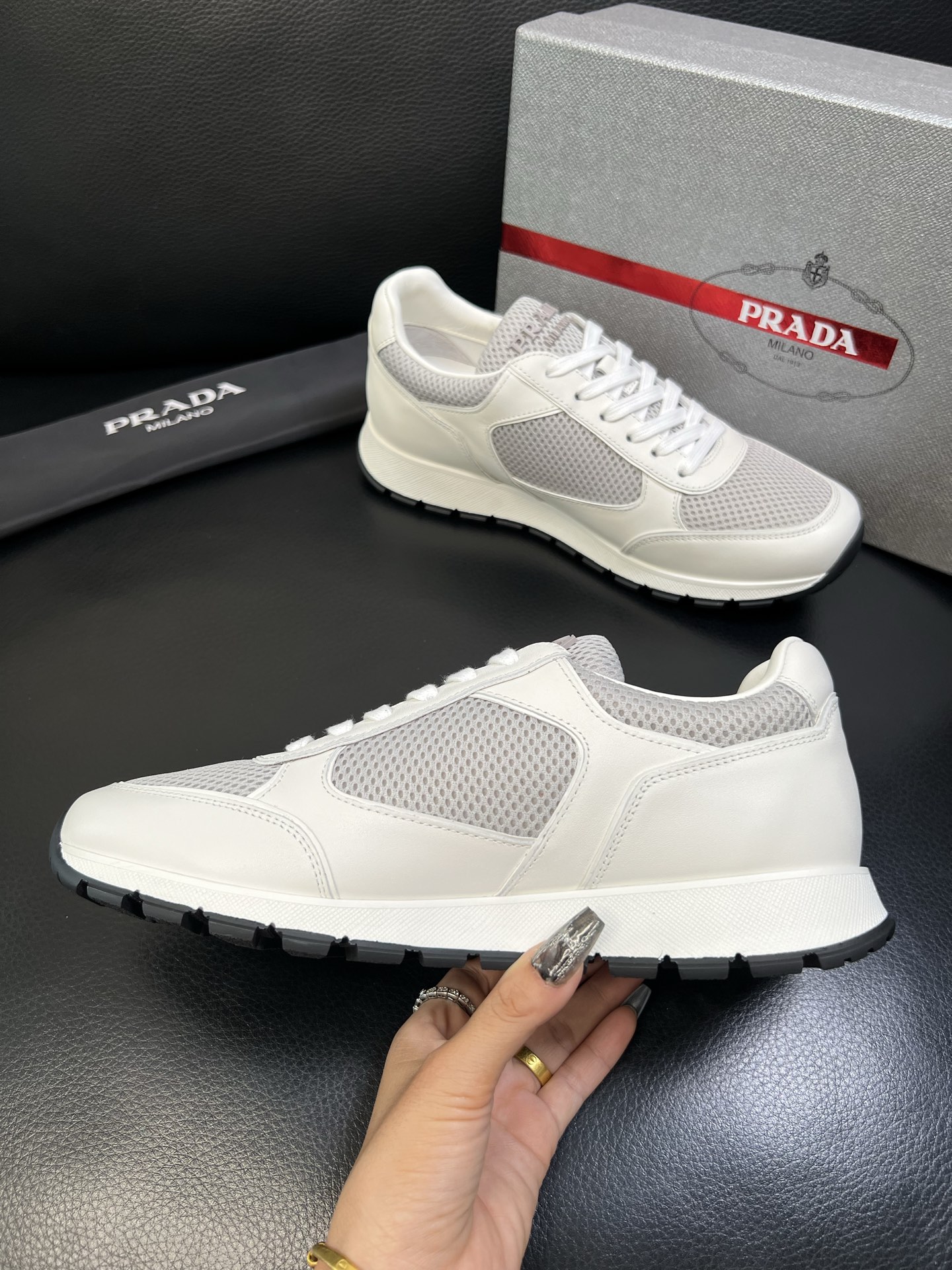 Prada 高品质 顶级工艺品 普拉达 专柜新款，原厂配置意大利进口牛皮面料，高品质复杂拼接工艺，进口毛