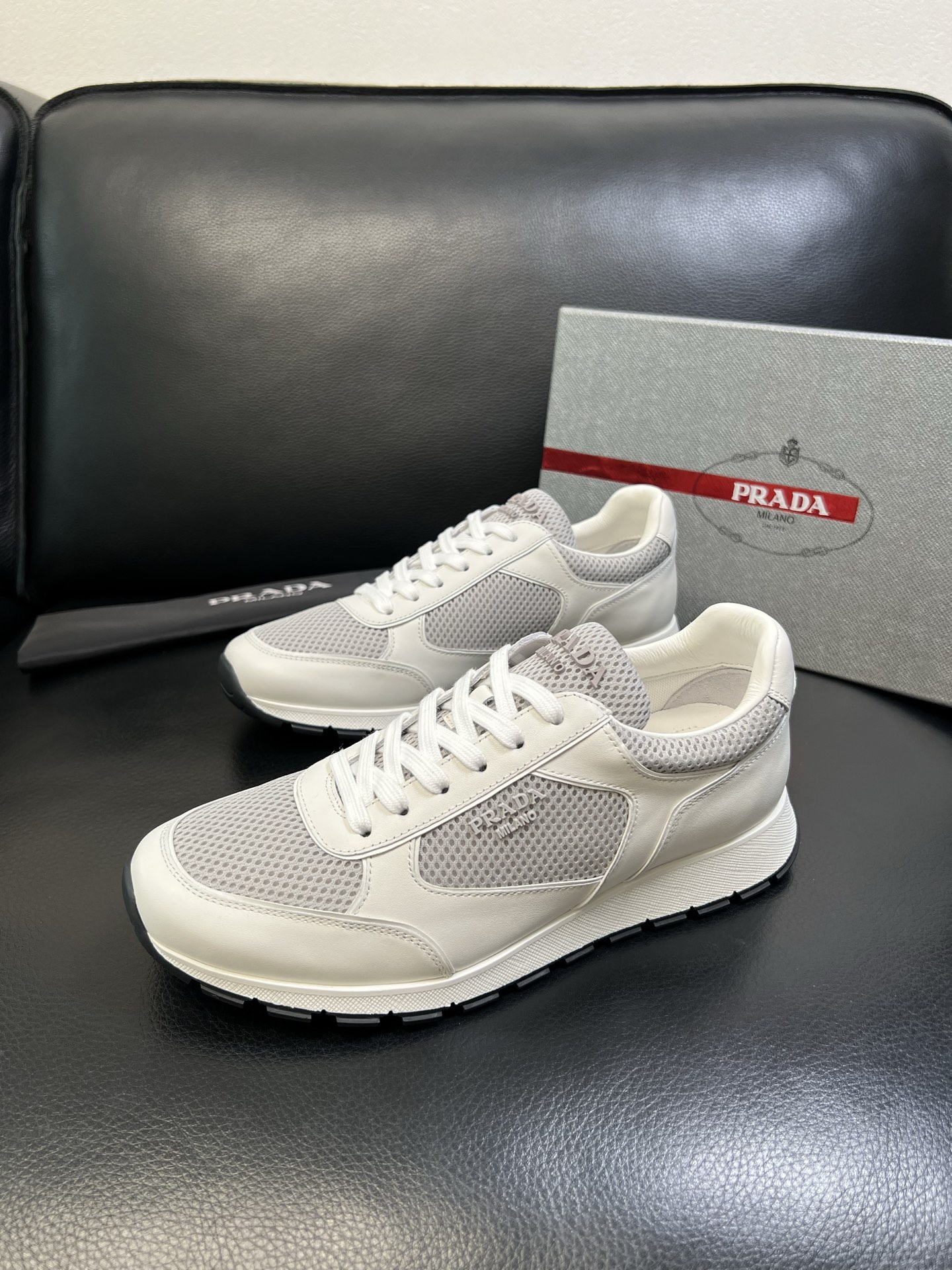 Prada 高品质 顶级工艺品 普拉达 专柜新款，原厂配置意大利进口牛皮面料，高品质复杂拼接工艺，进口毛