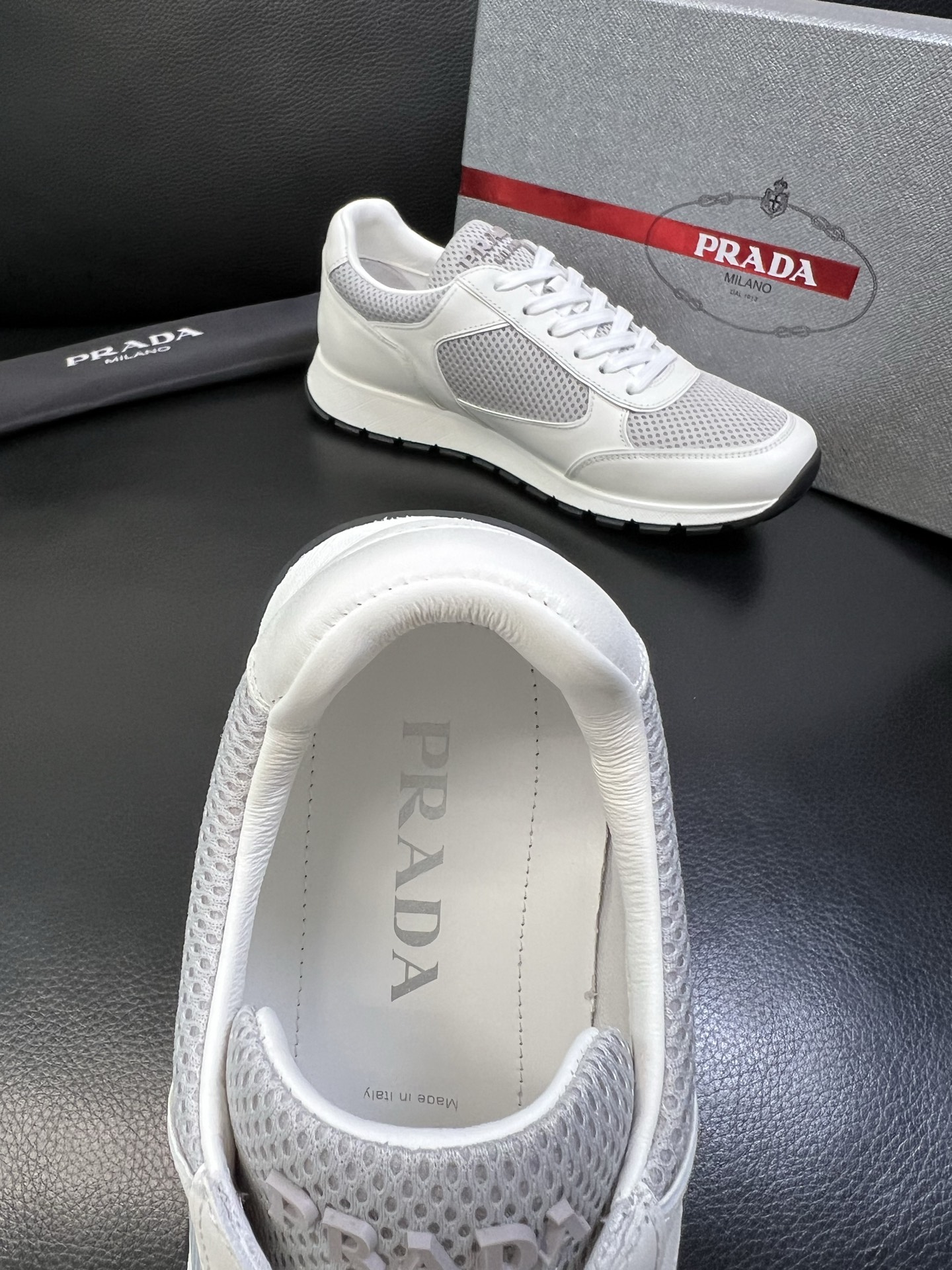 Prada 高品质 顶级工艺品 普拉达 专柜新款，原厂配置意大利进口牛皮面料，高品质复杂拼接工艺，进口毛