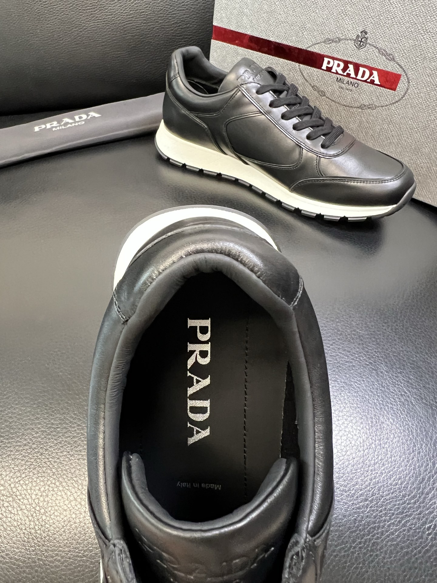 Prada 高品质 顶级工艺品 普拉达 专柜新款，原厂配置意大利进口牛皮面料，高品质复杂拼接工艺，进口牛