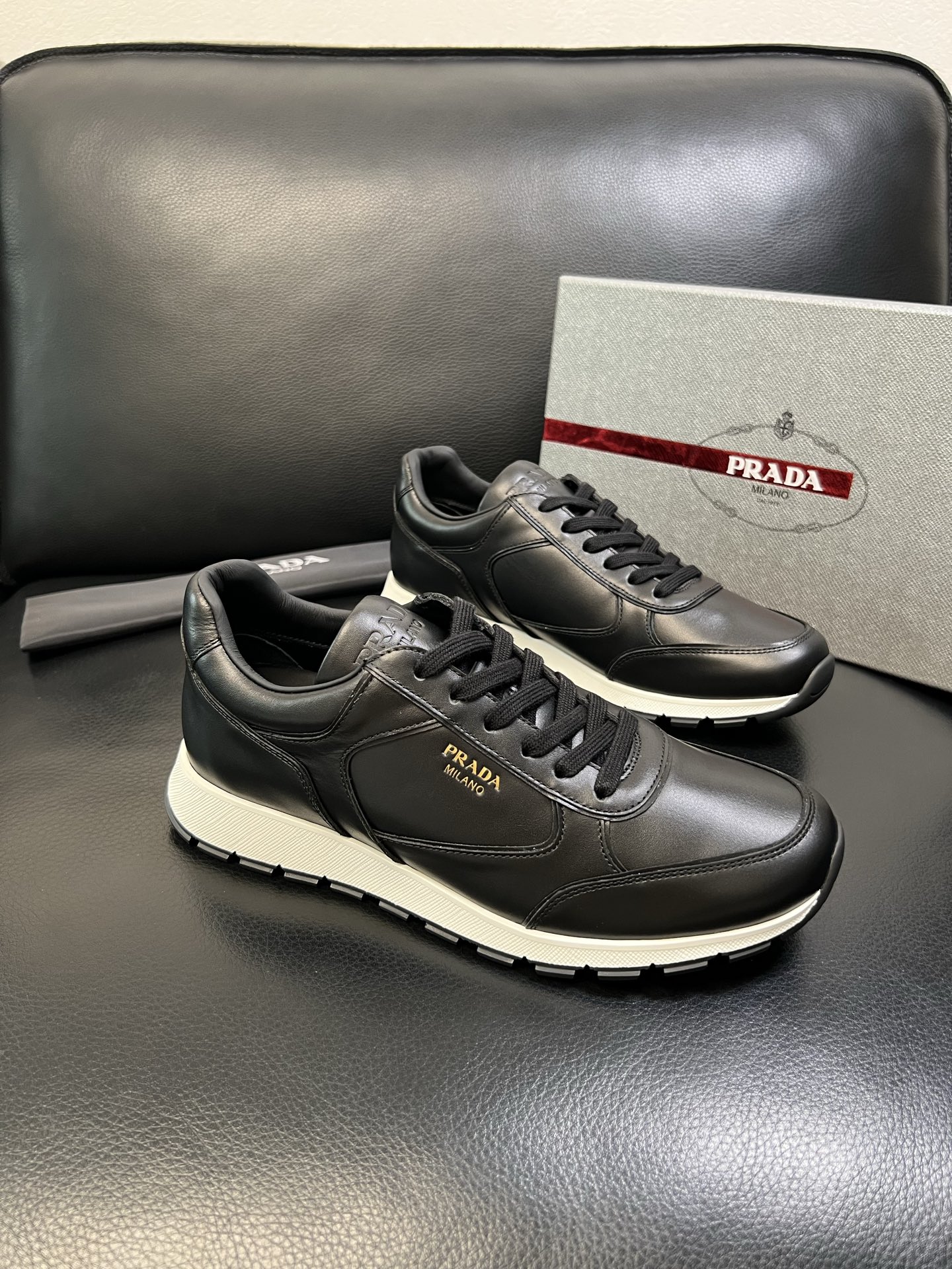 Prada 高品质 顶级工艺品 普拉达 专柜新款，原厂配置意大利进口牛皮面料，高品质复杂拼接工艺，进口牛