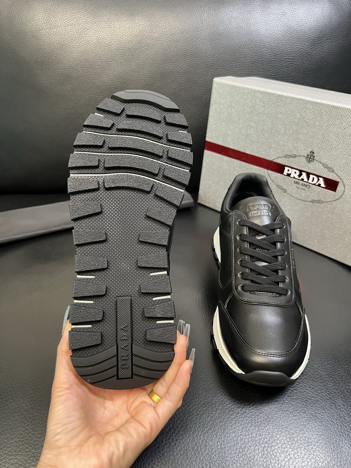 Prada 高品质 顶级工艺品 普拉达 专柜新款，原厂配置意大利进口牛皮面料，高品质复杂拼接工艺，进口牛