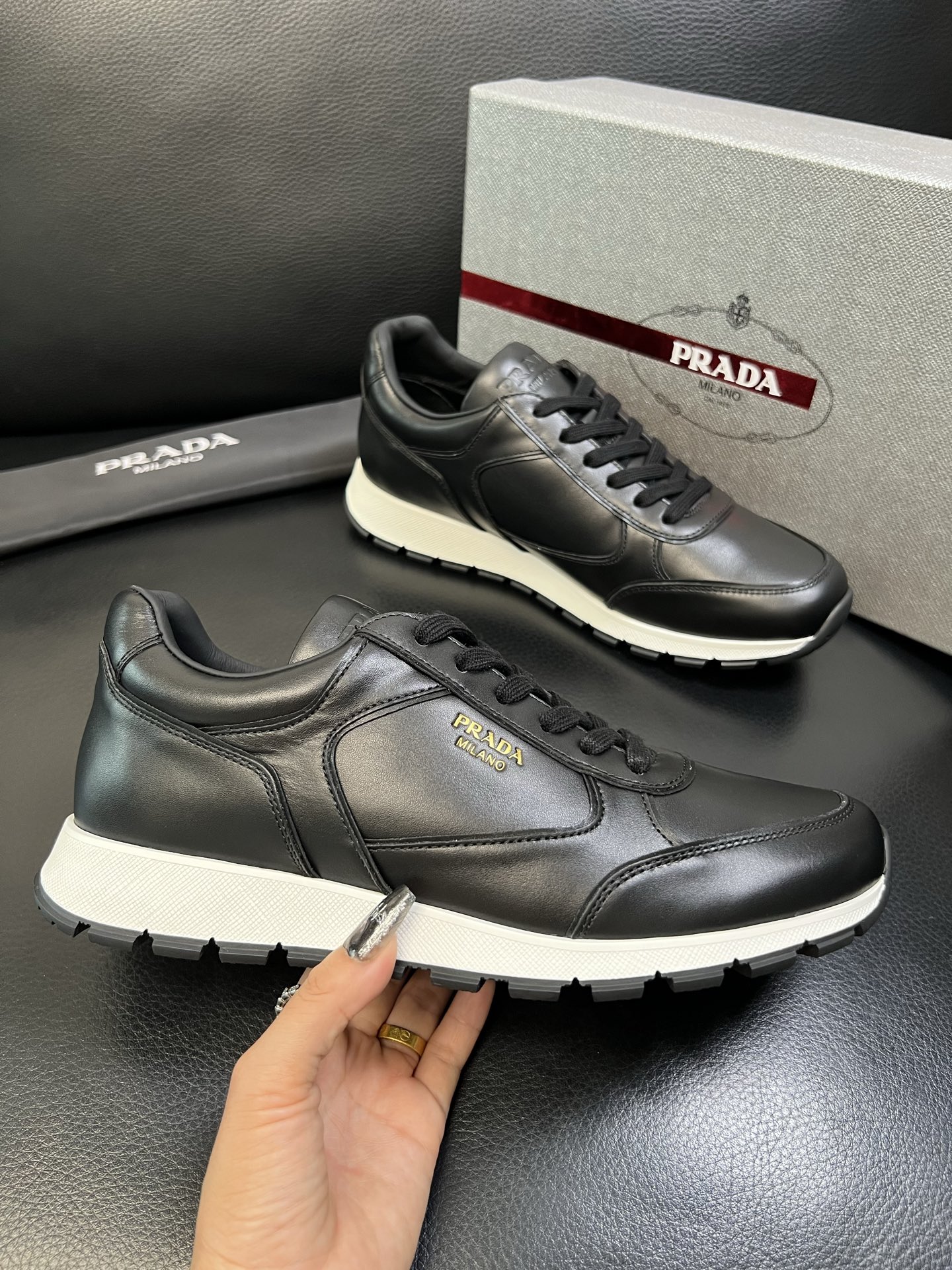 Prada 高品质 顶级工艺品 普拉达 专柜新款，原厂配置意大利进口牛皮面料，高品质复杂拼接工艺，进口牛