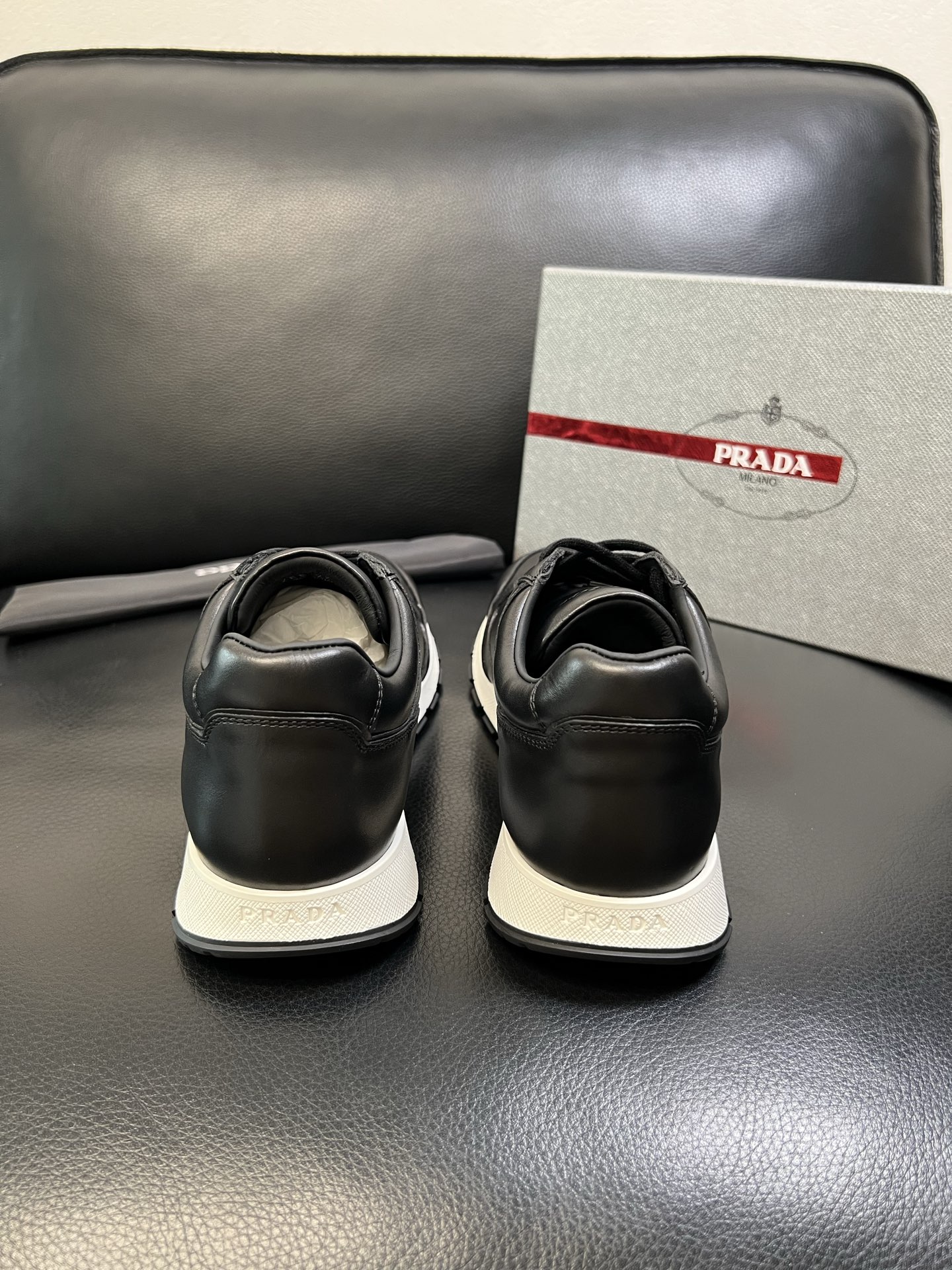 Prada 高品质 顶级工艺品 普拉达 专柜新款，原厂配置意大利进口牛皮面料，高品质复杂拼接工艺，进口牛