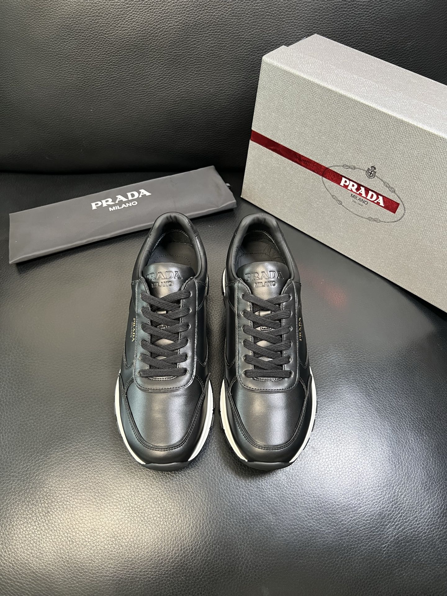 Prada 高品质 顶级工艺品 普拉达 专柜新款，原厂配置意大利进口牛皮面料，高品质复杂拼接工艺，进口牛