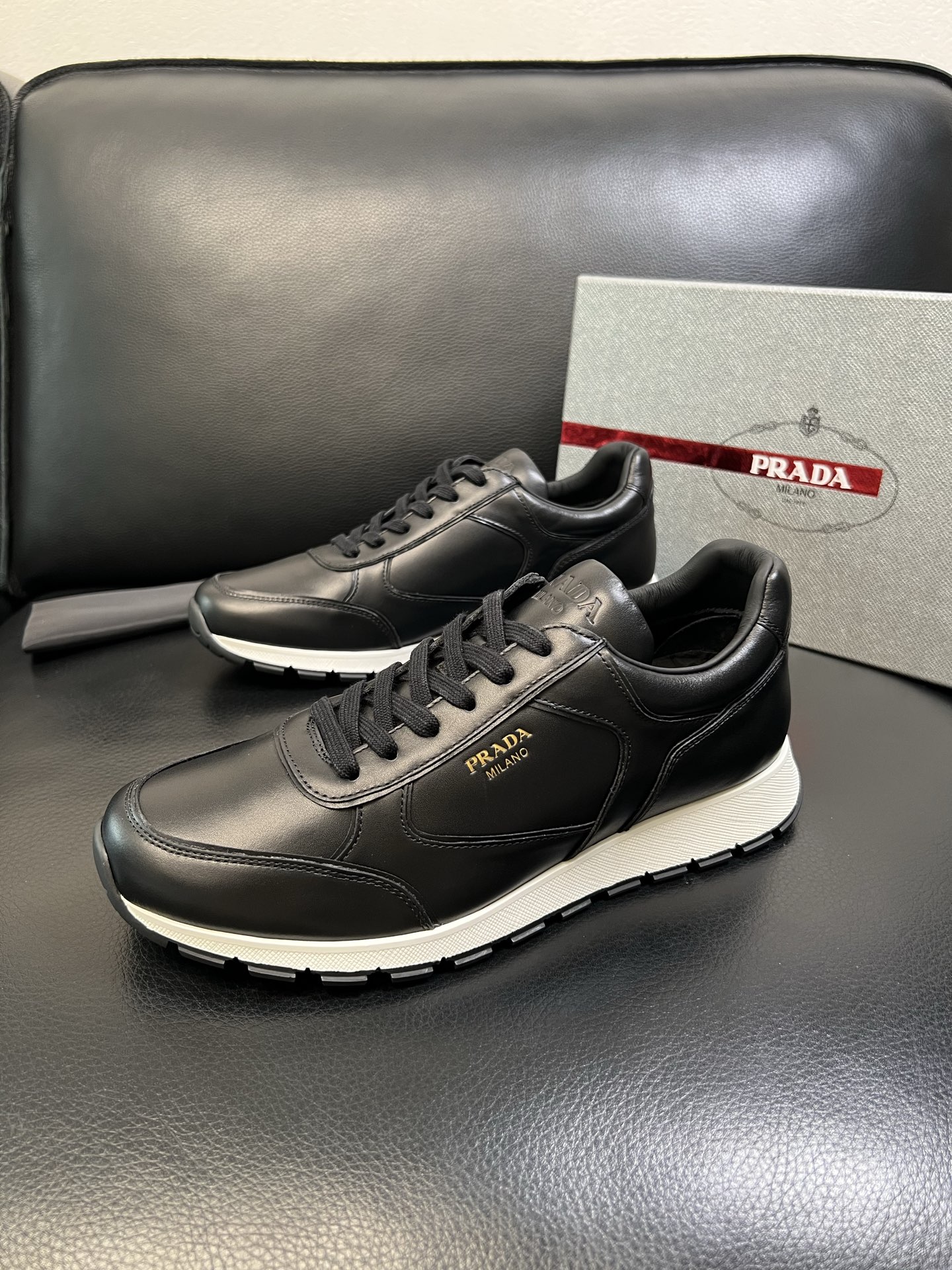 Prada 高品质 顶级工艺品 普拉达 专柜新款，原厂配置意大利进口牛皮面料，高品质复杂拼接工艺，进口牛