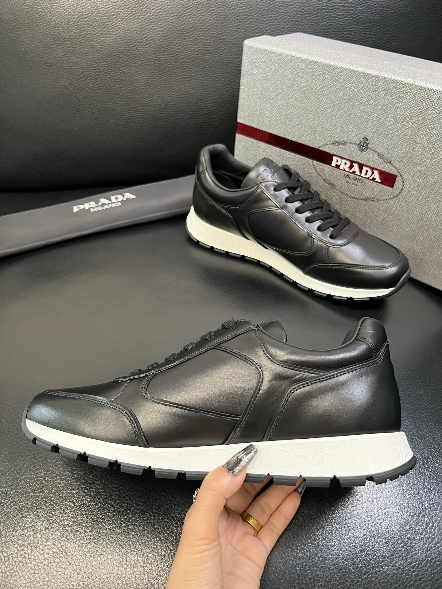 Prada 高品质 顶级工艺品 普拉达 专柜新款，原厂配置意大利进口牛皮面料，高品质复杂拼接工艺，进口牛