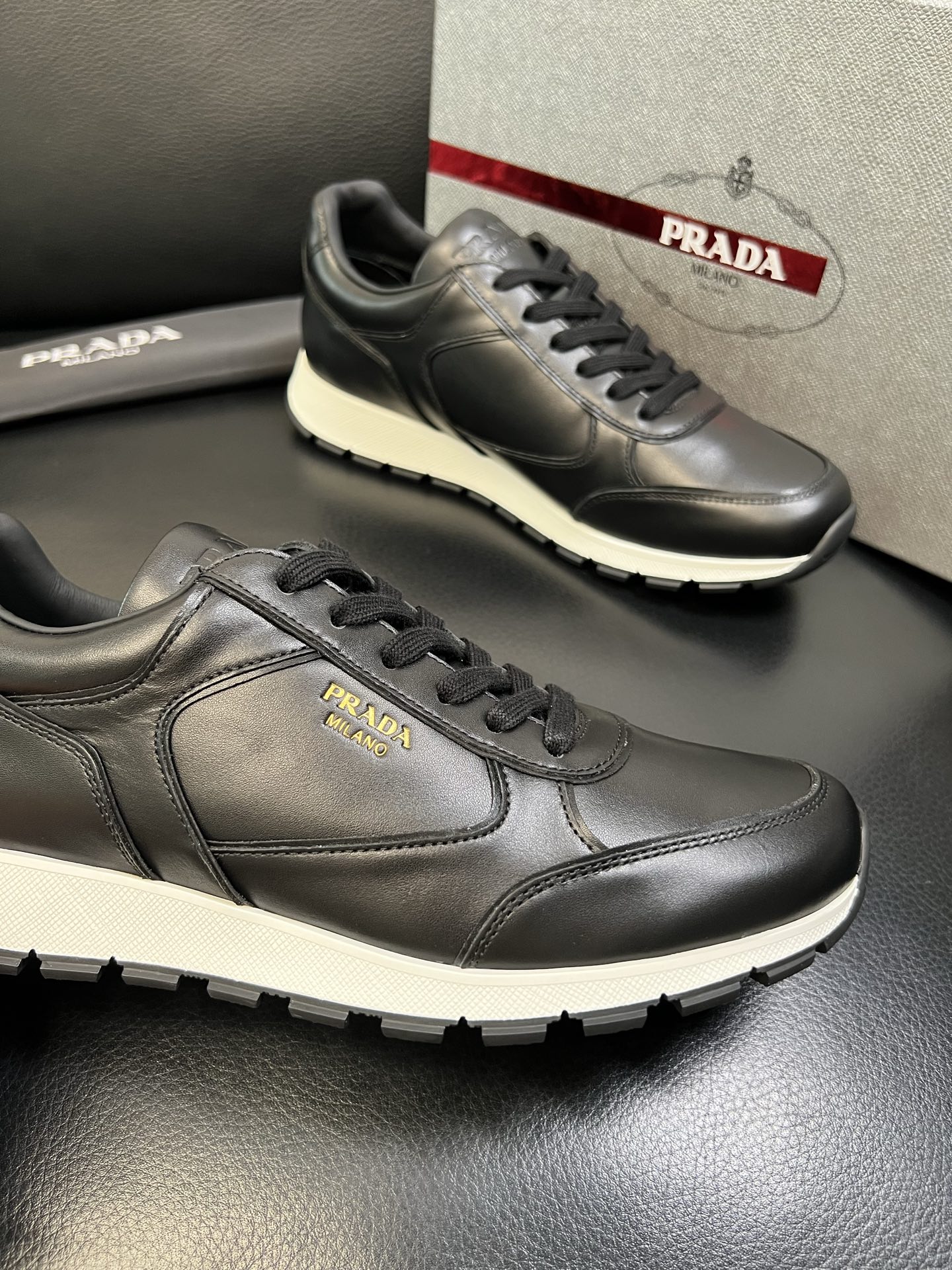 Prada 高品质 顶级工艺品 普拉达 专柜新款，原厂配置意大利进口牛皮面料，高品质复杂拼接工艺，进口牛