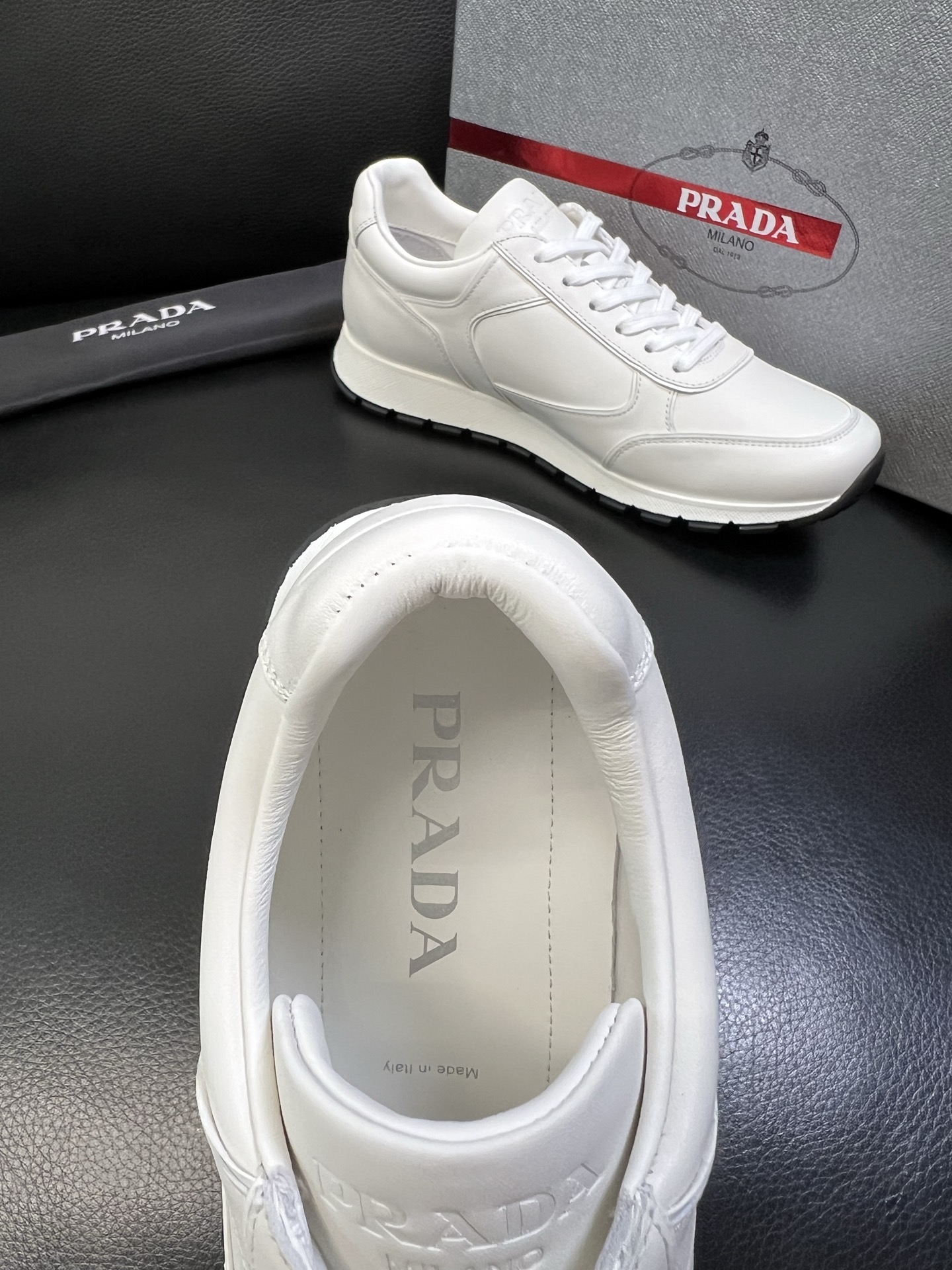 Prada 高品质 顶级工艺品 普拉达 专柜新款，原厂配置意大利进口牛皮面料，高品质复杂拼接工艺，进口牛