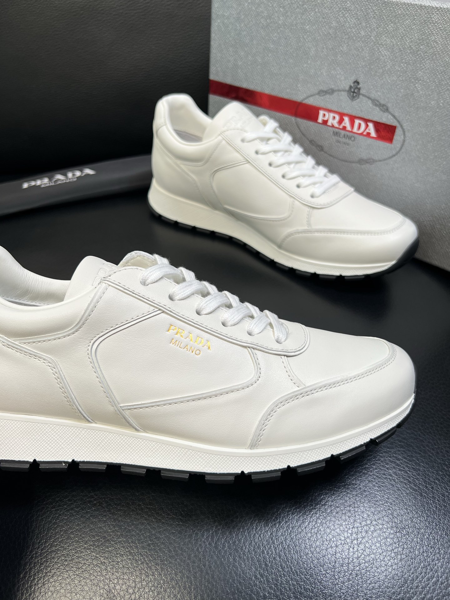 Prada 高品质 顶级工艺品 普拉达 专柜新款，原厂配置意大利进口牛皮面料，高品质复杂拼接工艺，进口牛