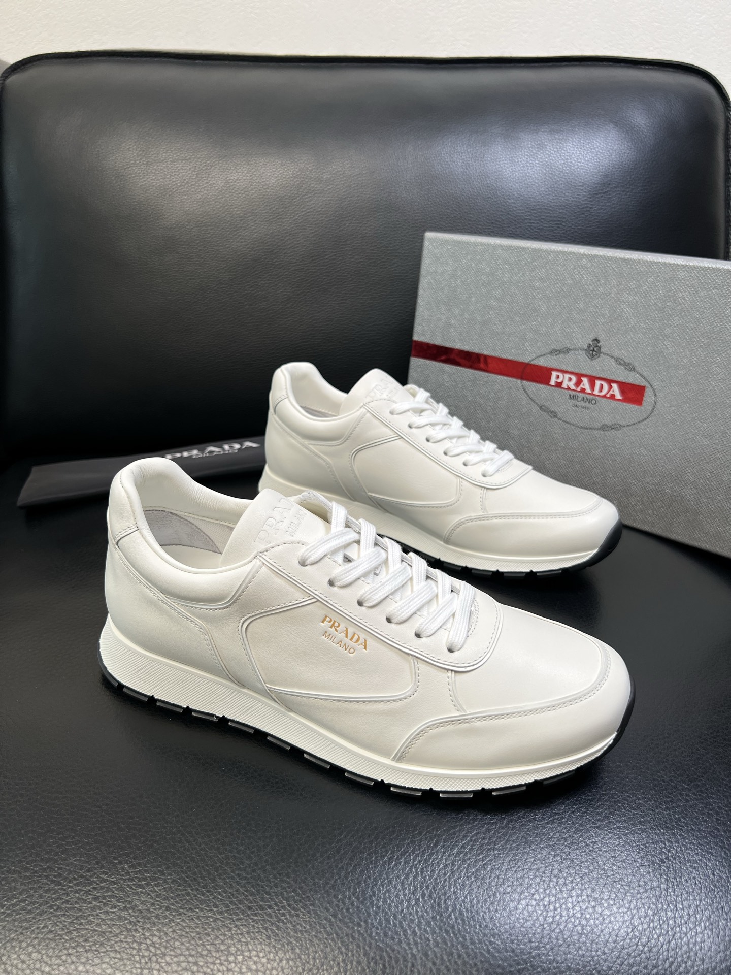 NO:555666,Prada high-quality top crafts Prada counter new model, original factory configuration of cowhide fabric imported from Italy, high-quality complex splicing technology, imported cowhide leather insole, breathable and comfortable mesh, soles specially provided by the original factory, original factory and single goods, welcome to compare, code number 39-44 (customized 38 45),, prada, prada, cowhide19860909Prada 高品质 顶级工艺品 普拉达 专柜新款,原厂配置意大利进口牛皮面料,高品质复杂拼接工艺,进口牛里皮鞋垫,网里透气舒适,鞋底原厂特供原版底,原厂跟单货,欢迎对比,码数 39-44（订做 38 45）,,prada,prada,cowhide,Men's shoes