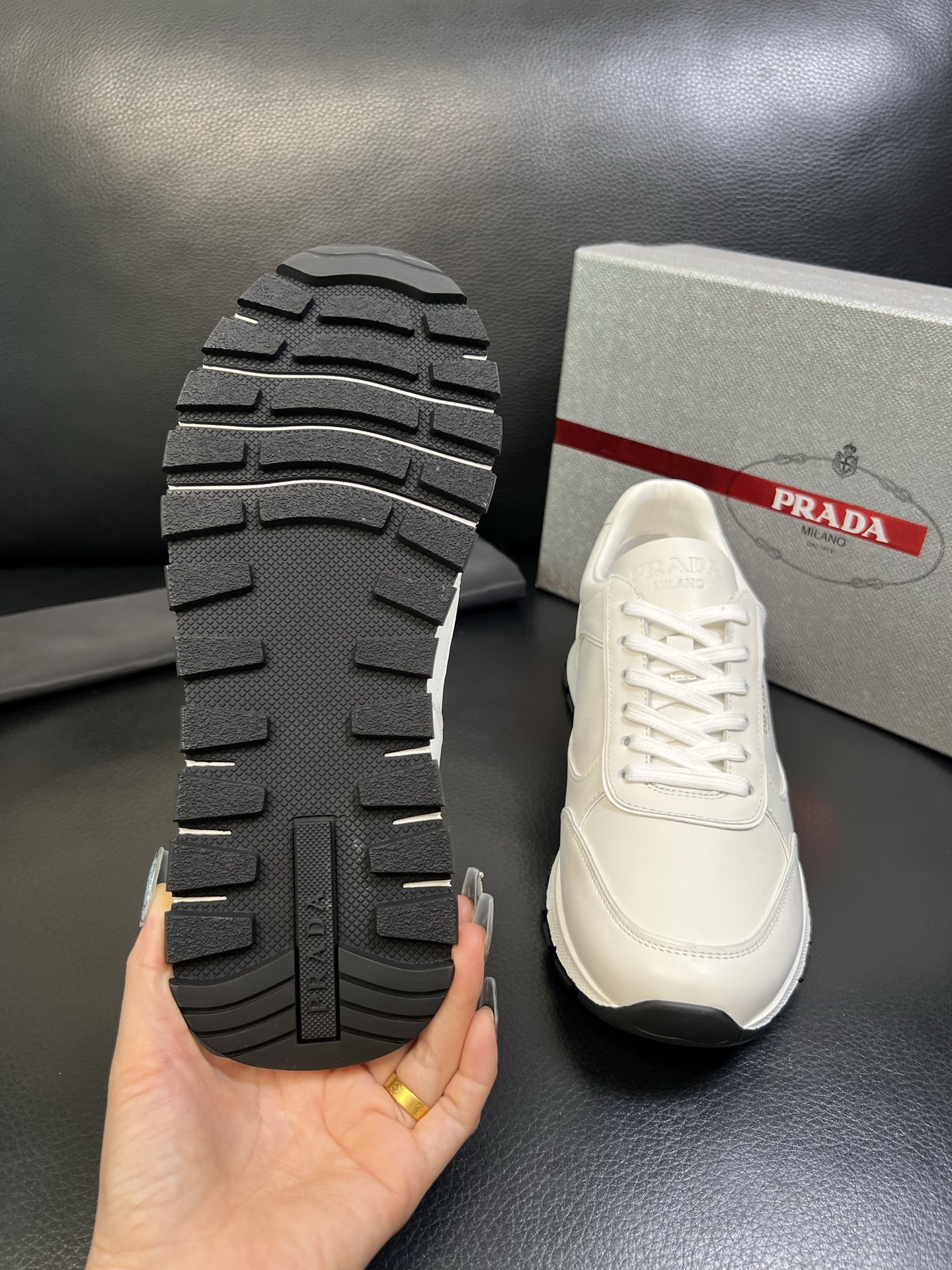 Prada 高品质 顶级工艺品 普拉达 专柜新款，原厂配置意大利进口牛皮面料，高品质复杂拼接工艺，进口牛