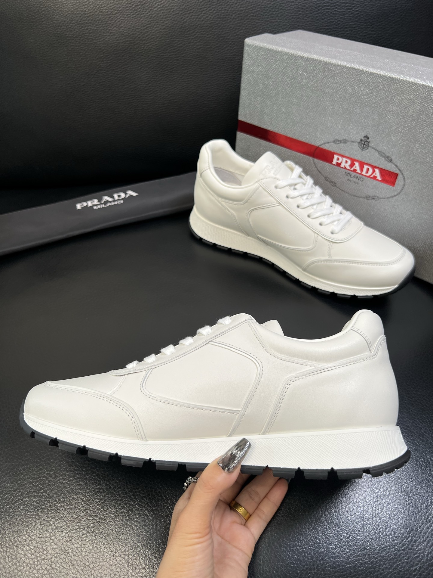 Prada 高品质 顶级工艺品 普拉达 专柜新款，原厂配置意大利进口牛皮面料，高品质复杂拼接工艺，进口牛