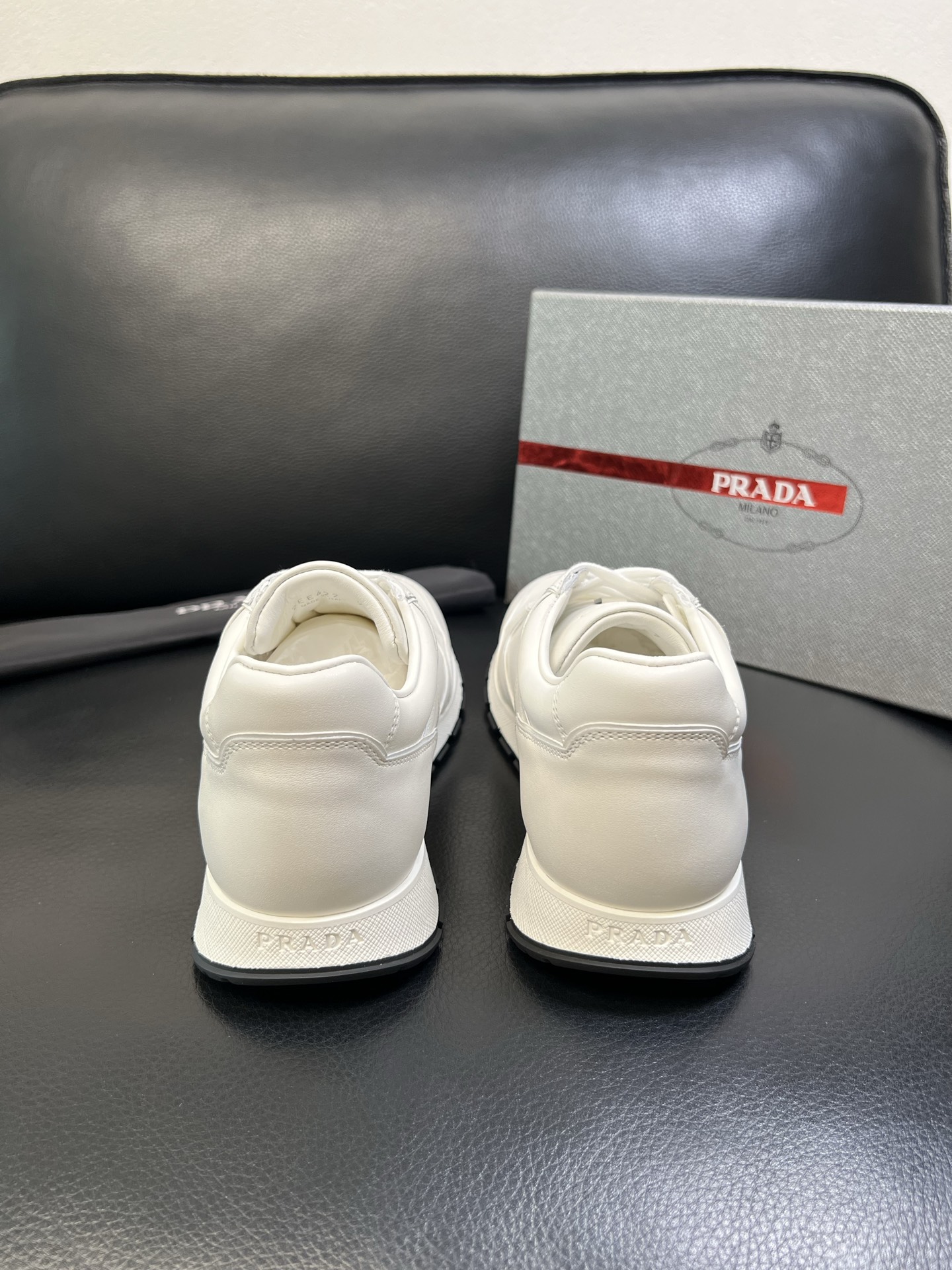 Prada 高品质 顶级工艺品 普拉达 专柜新款，原厂配置意大利进口牛皮面料，高品质复杂拼接工艺，进口牛