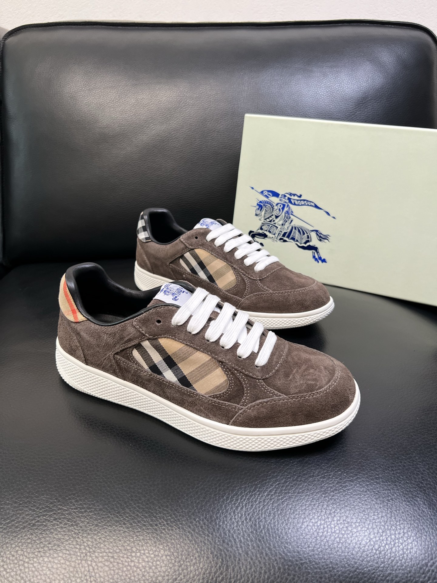 BURBERRY 顶级工艺品 巴宝莉 专柜同步，原厂配置意大利进口牛皮面料，高品质复杂拼接工艺，进口牛皮