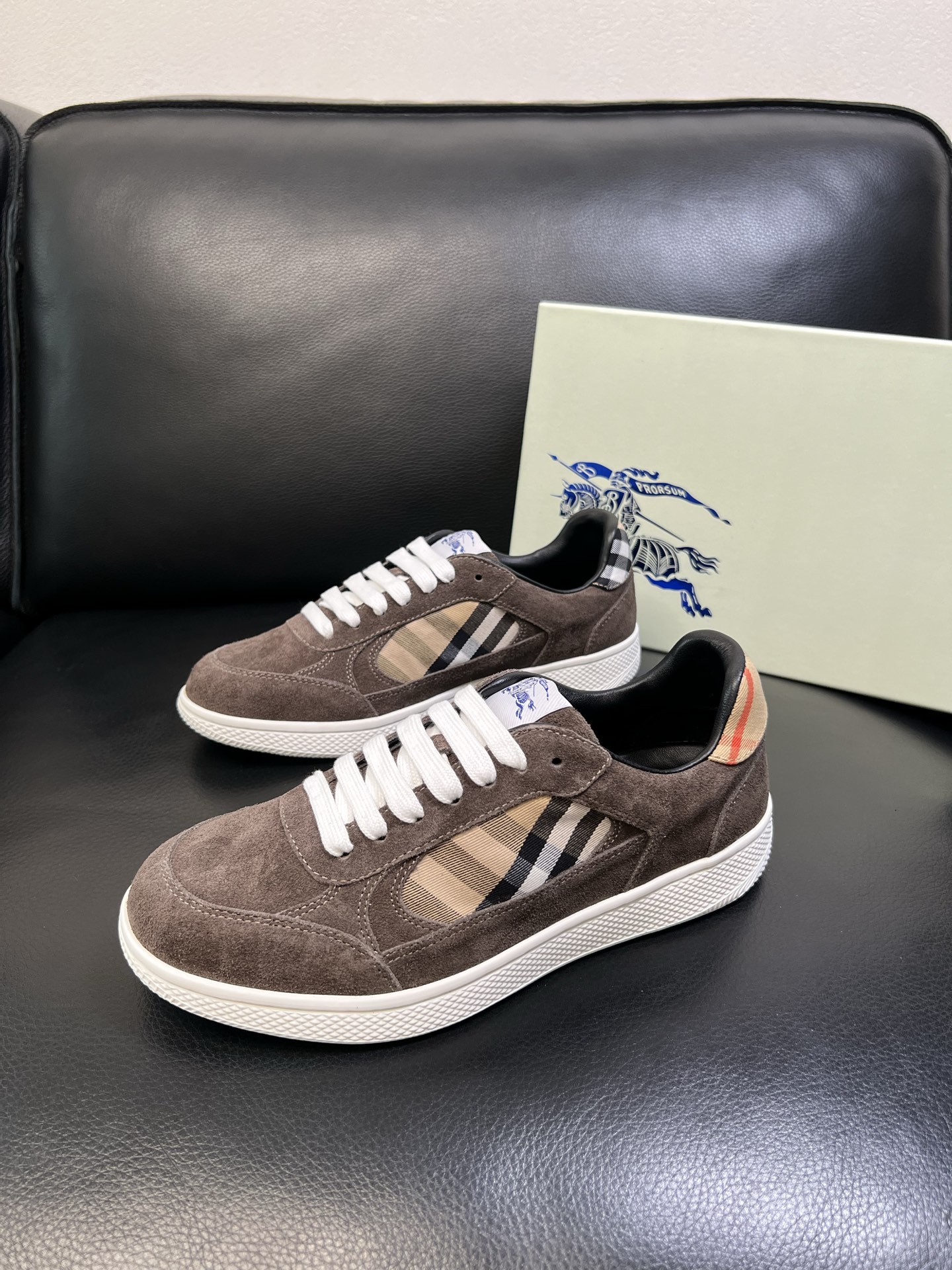 BURBERRY 顶级工艺品 巴宝莉 专柜同步，原厂配置意大利进口牛皮面料，高品质复杂拼接工艺，进口牛皮