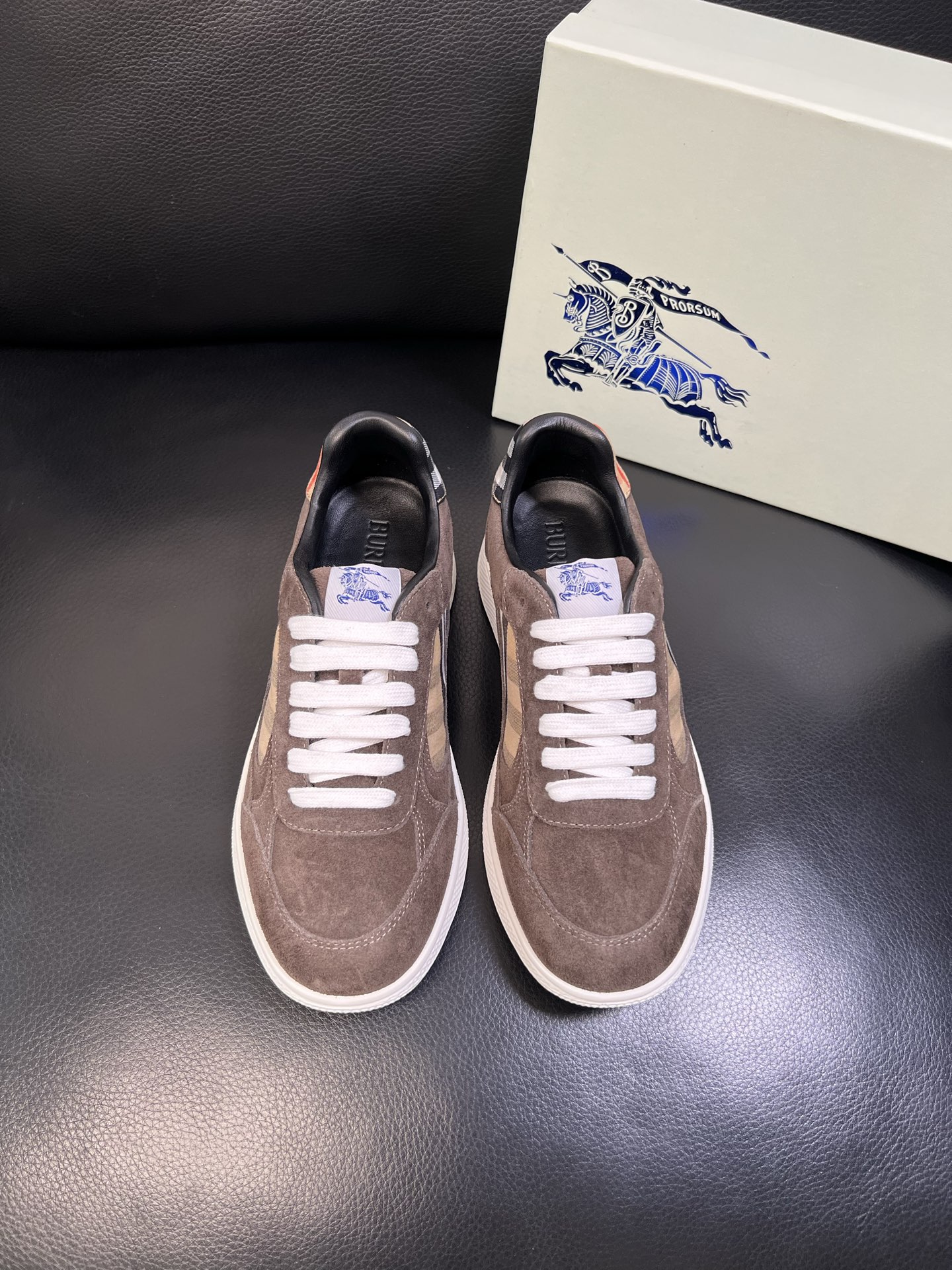 BURBERRY 顶级工艺品 巴宝莉 专柜同步，原厂配置意大利进口牛皮面料，高品质复杂拼接工艺，进口牛皮