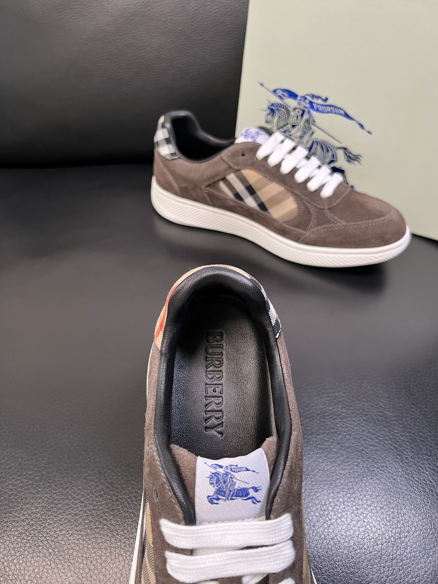 BURBERRY 顶级工艺品 巴宝莉 专柜同步，原厂配置意大利进口牛皮面料，高品质复杂拼接工艺，进口牛皮