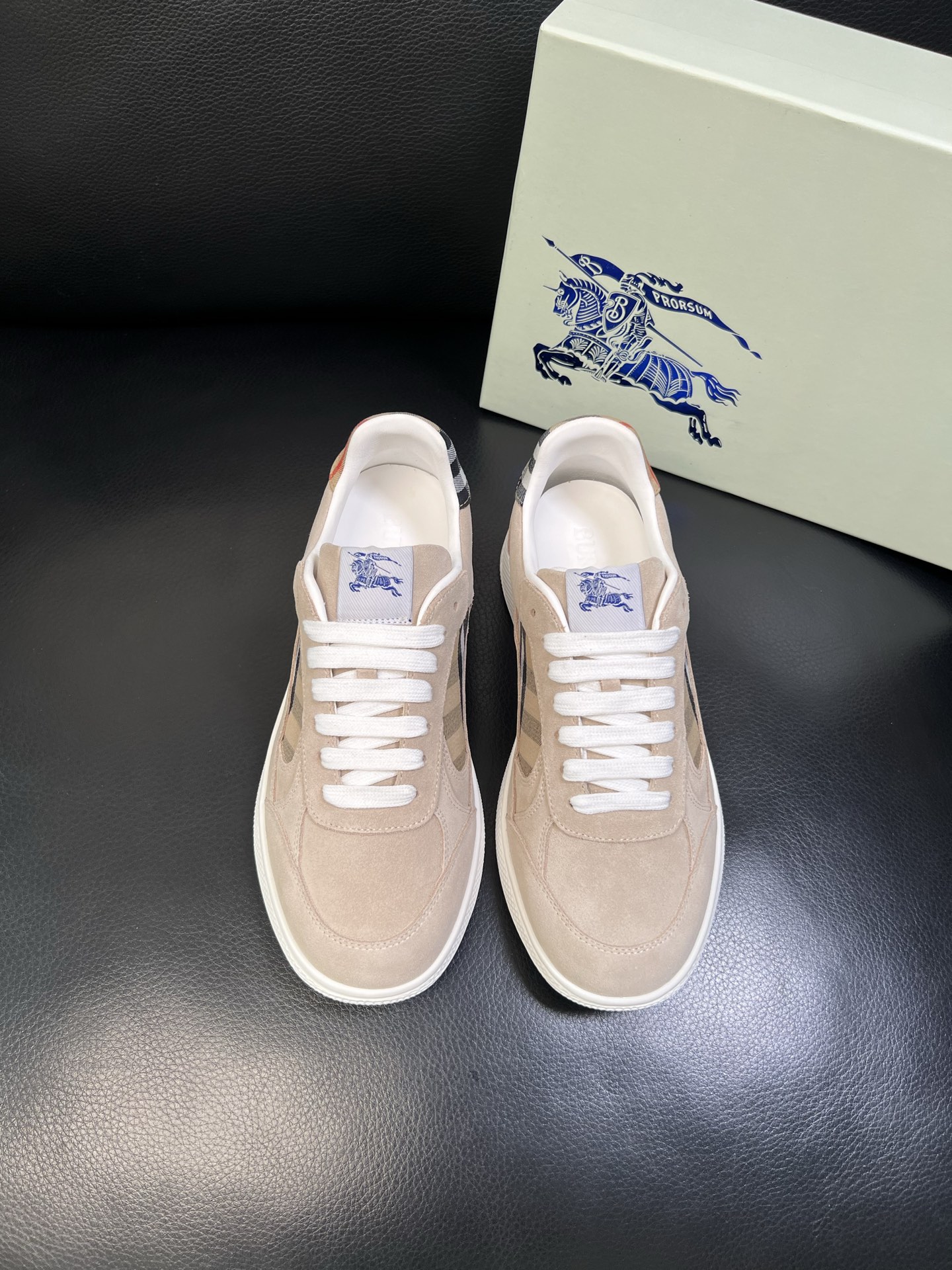 BURBERRY 顶级工艺品 巴宝莉 专柜同步，原厂配置意大利进口牛皮面料，高品质复杂拼接工艺，进口牛皮