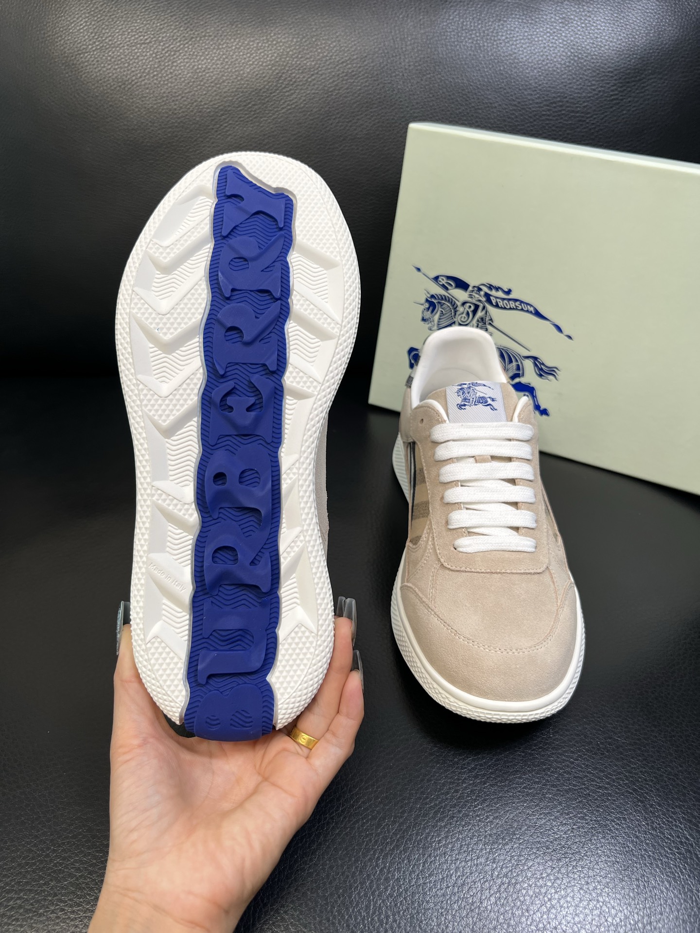 BURBERRY 顶级工艺品 巴宝莉 专柜同步，原厂配置意大利进口牛皮面料，高品质复杂拼接工艺，进口牛皮