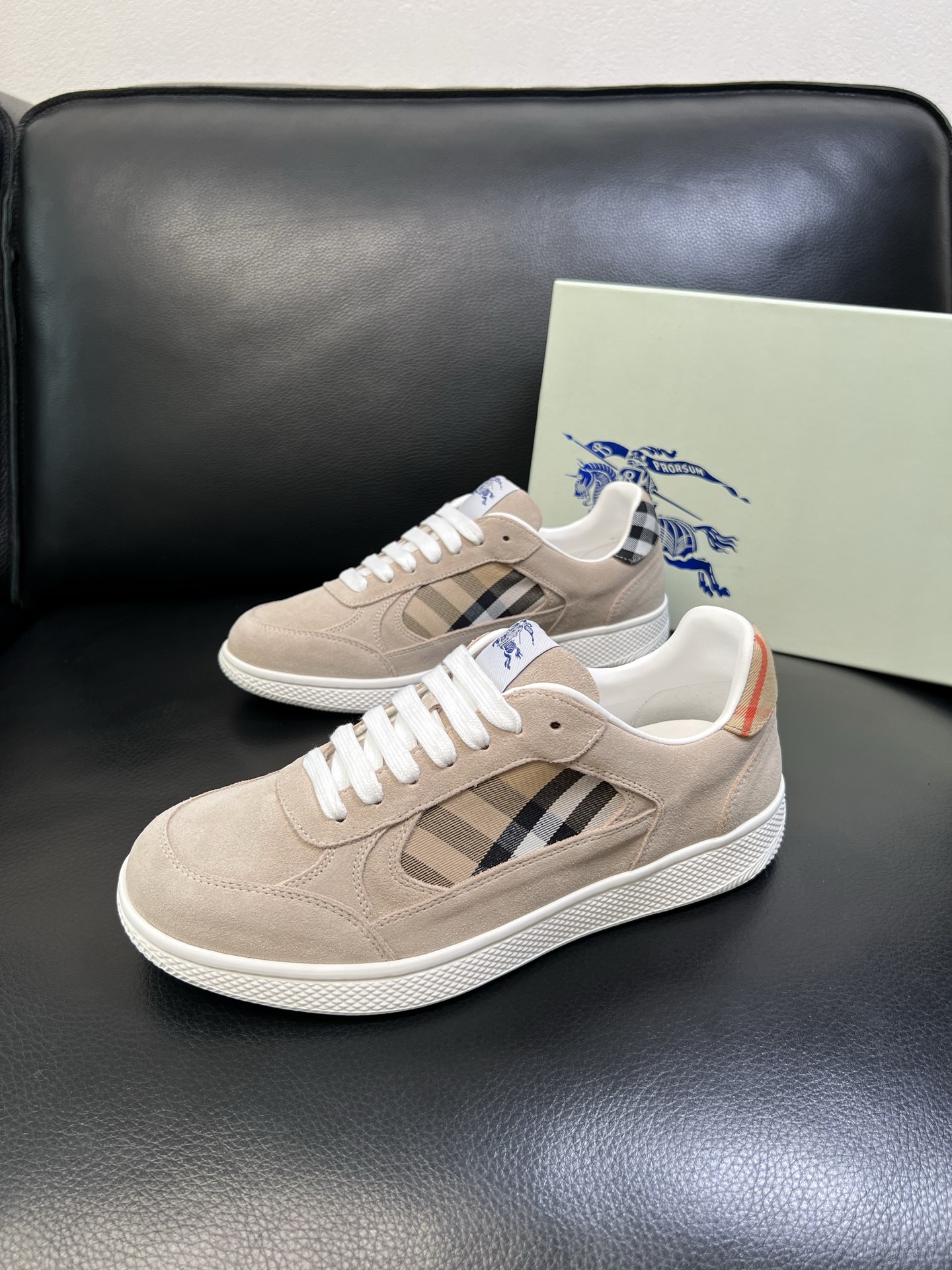 BURBERRY 顶级工艺品 巴宝莉 专柜同步，原厂配置意大利进口牛皮面料，高品质复杂拼接工艺，进口牛皮