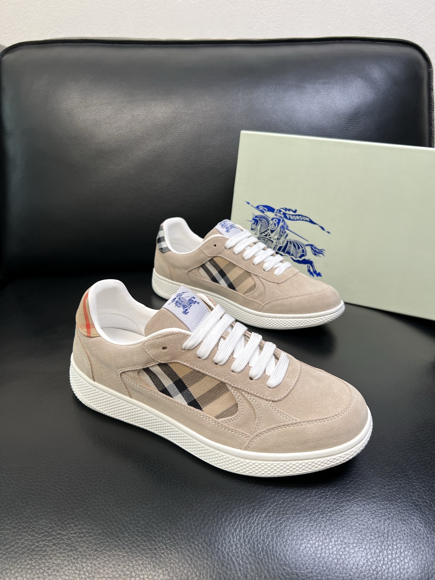 BURBERRY 顶级工艺品 巴宝莉 专柜同步，原厂配置意大利进口牛皮面料，高品质复杂拼接工艺，进口牛皮