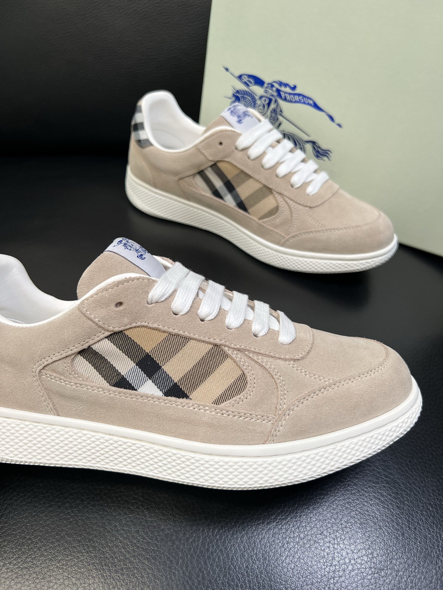 BURBERRY 顶级工艺品 巴宝莉 专柜同步，原厂配置意大利进口牛皮面料，高品质复杂拼接工艺，进口牛皮