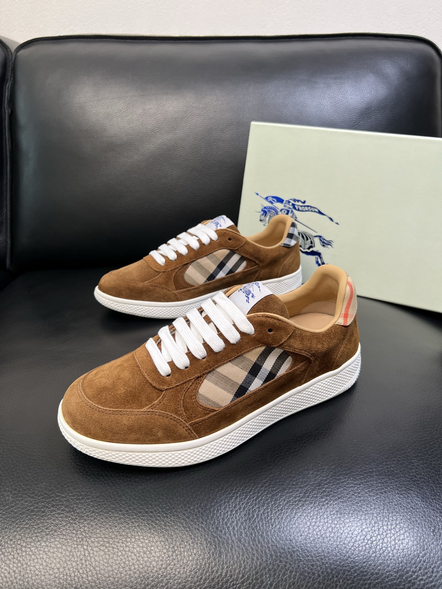 BURBERRY 顶级工艺品 巴宝莉 专柜同步，原厂配置意大利进口牛皮面料，高品质复杂拼接工艺，进口牛皮